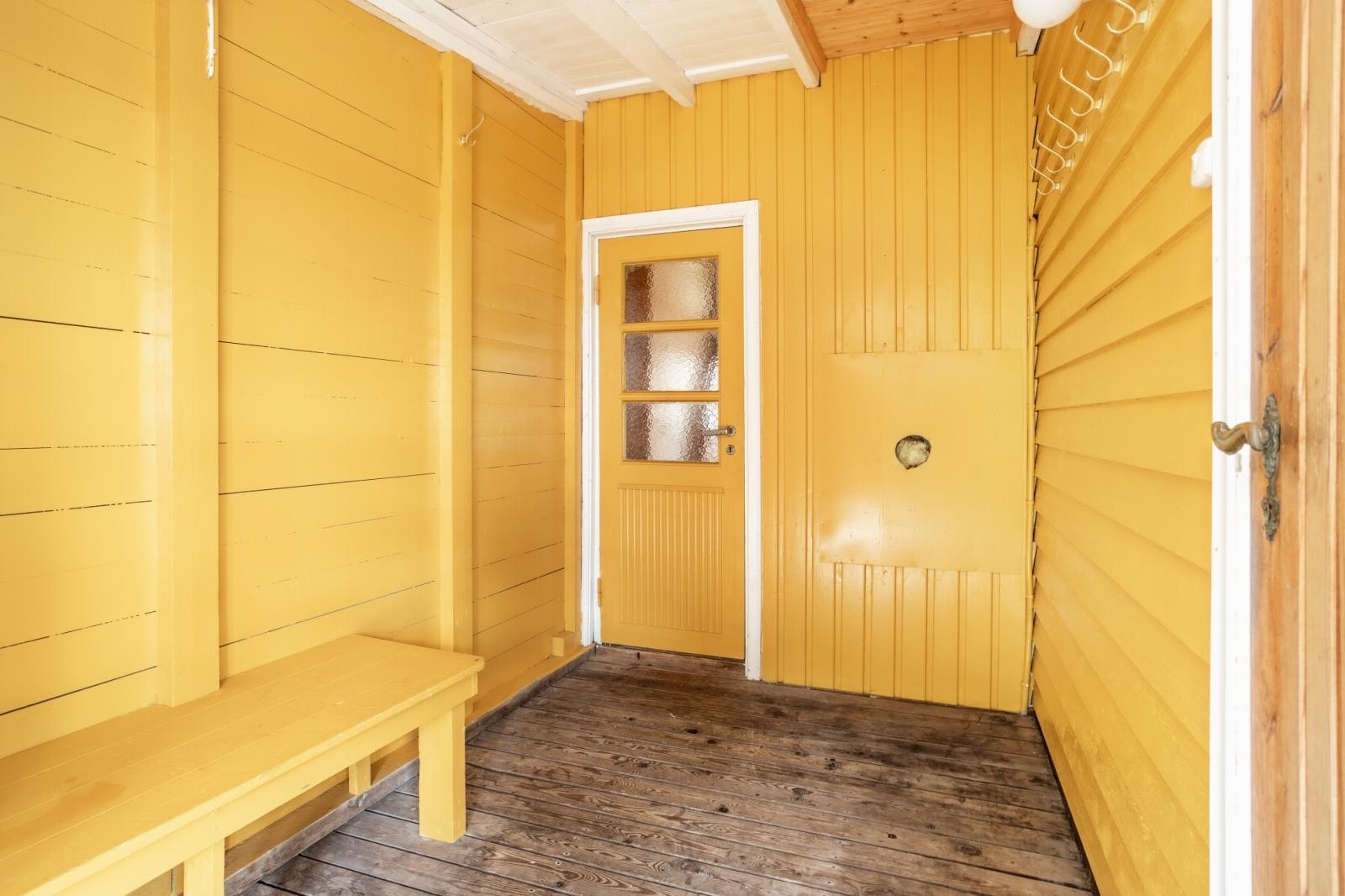 Innenfor hyttas svalgang er det delvis innbygget inngangsparti! Galleribilde