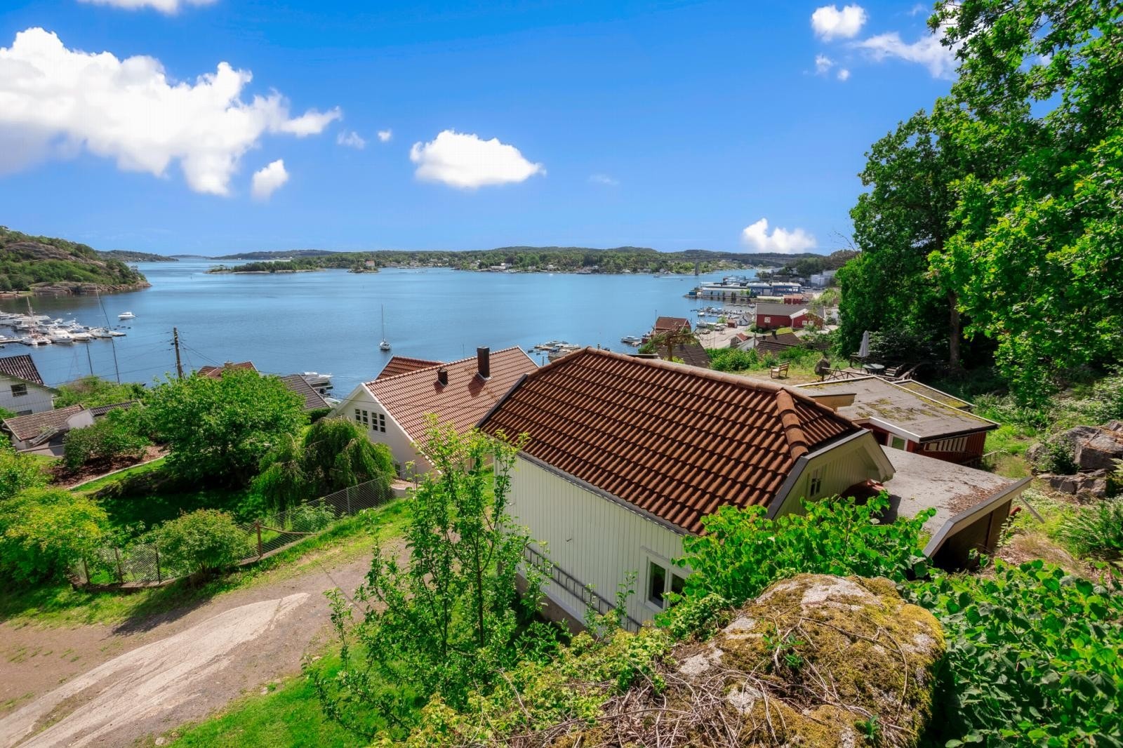 Det er kun ca. 75 meter til sjølinjen og utsikten samt nærheten til Vrengensundet vekker en helt spesiell følelse! Galleribilde