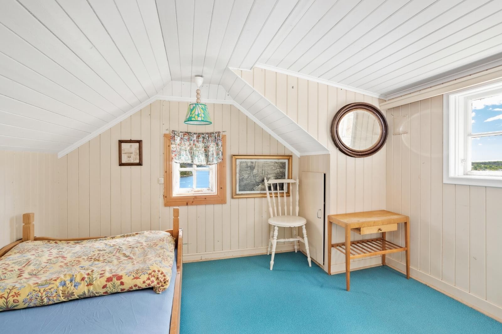Fra 1. etasje er det oppgang til loftsetasjen med to sammenhengende soverom. Galleribilde