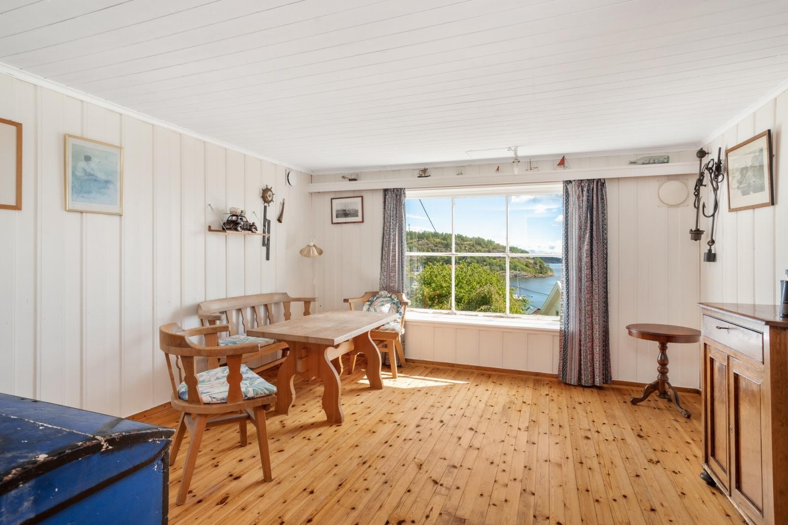 Stuen byr på naturlige "avdelinger" med møbleringsmuligheter for både sofa-/loungemøbler og spiseplass. Galleribilde