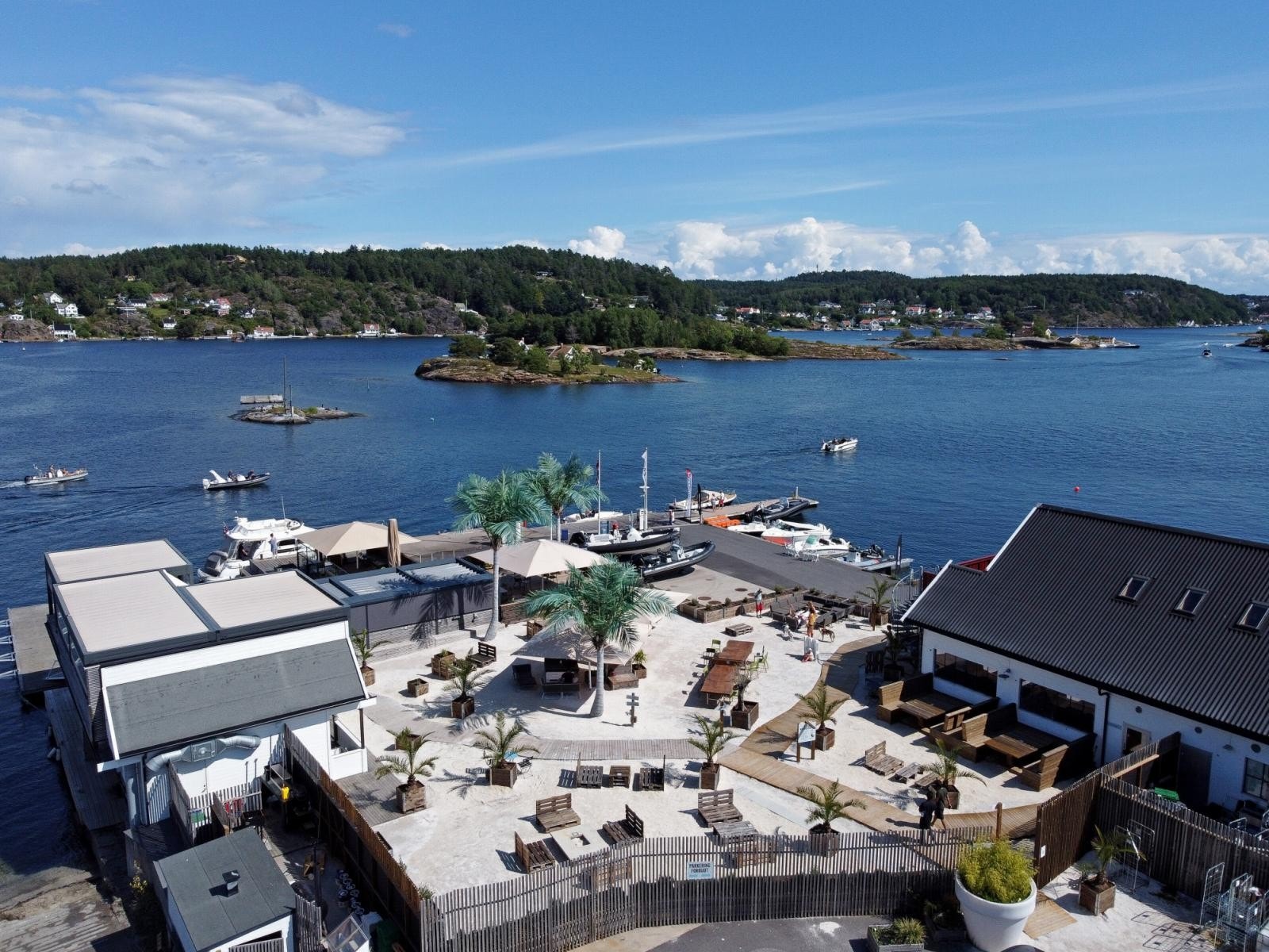 På Tjøme finner man finner man blant annet den populære sommerrestauranten "8-glass" som ligger like etter at man har passert broen. Galleribilde