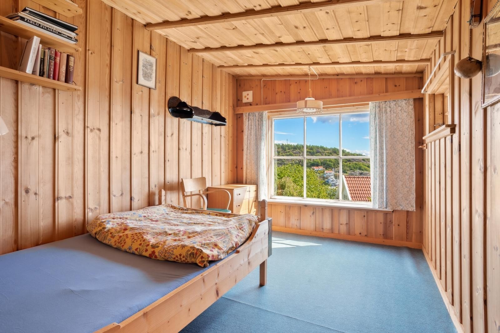Vel innenfor svalgangen og det innbygde inngangspartiet, er det utvendig inngang til soverommet i 1. etasjen. Galleribilde