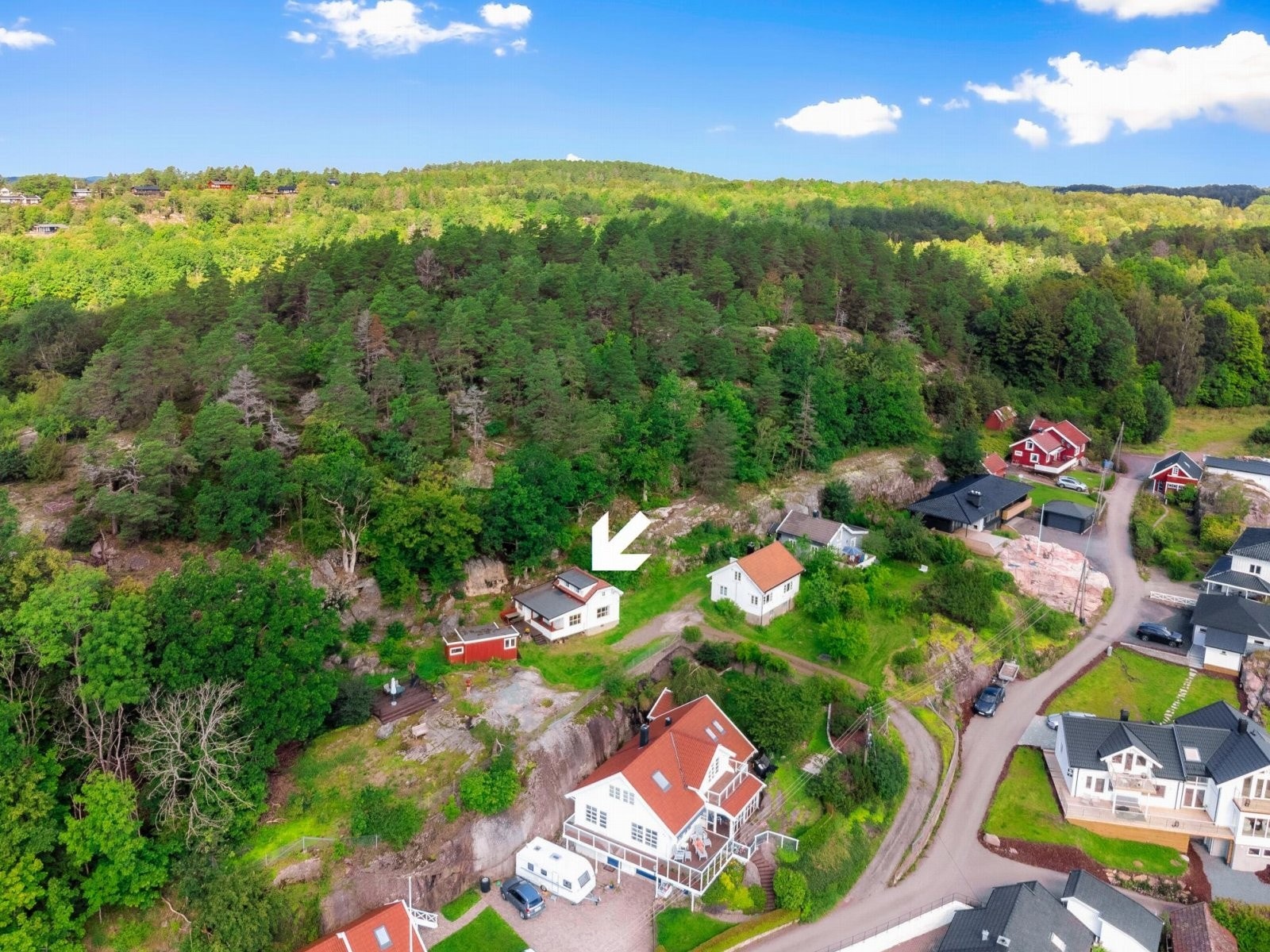 Hyttas plassering på tomten, tilbaketrukket mot vest, gir et raust uteoppholdsareal som er åpent, romslig og som innbyr til alt fra lek og moro for barn i alle aldre til utendørs familie-/venneselskap. Galleribilde