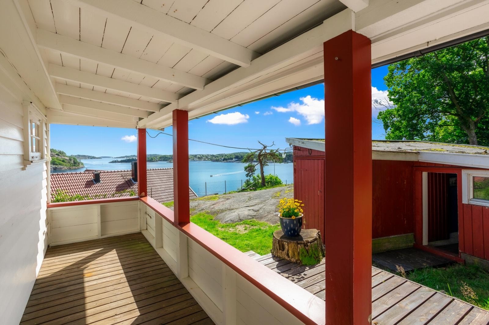 På sydsiden er det oppført sydvendt veranda på ca. 17 m² i sammenheng med overbygget svalgang. Galleribilde
