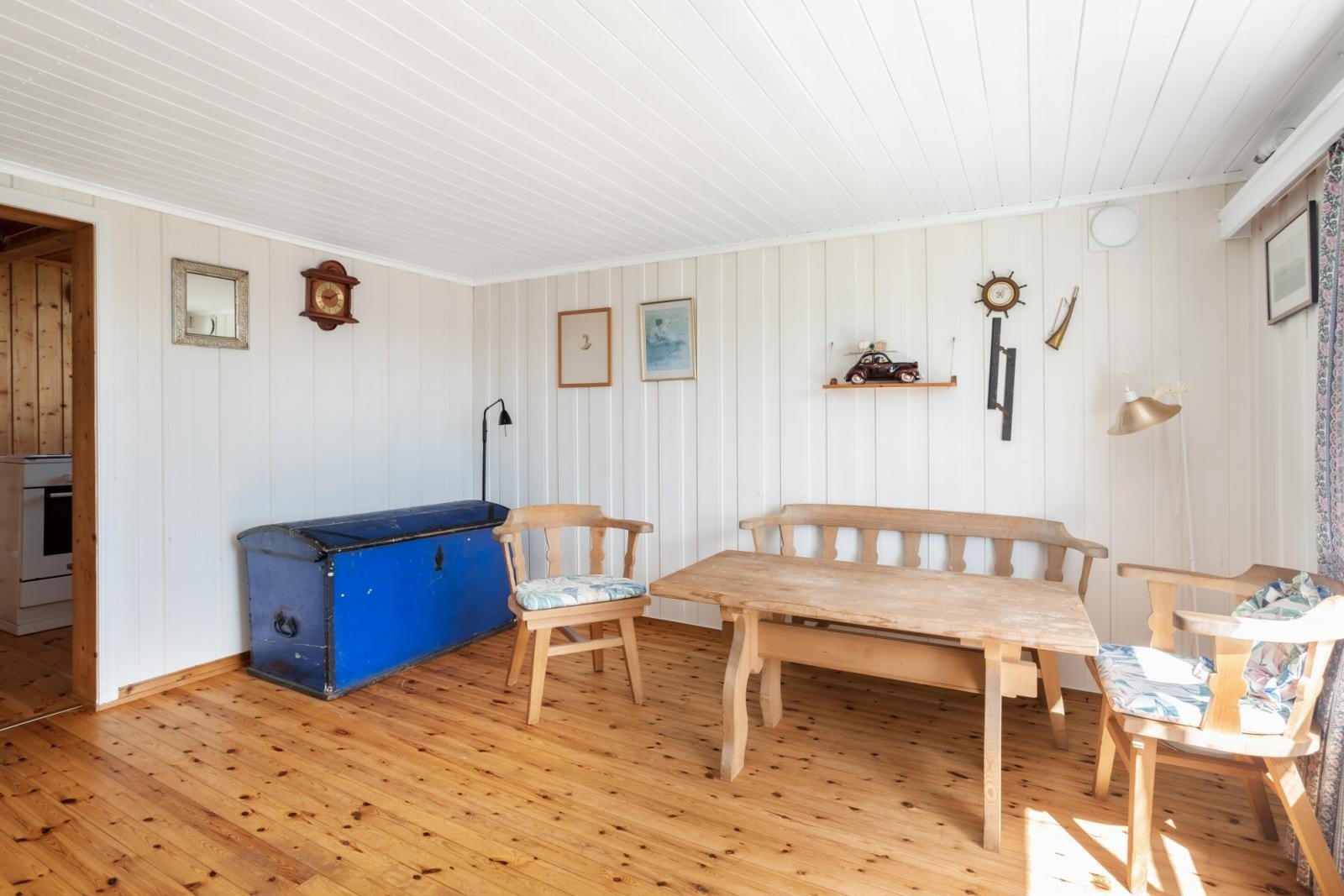 Stuen har smalbordet lakket heltregulv, malt trepanel på vegger og malt trepanel i himling. Galleribilde