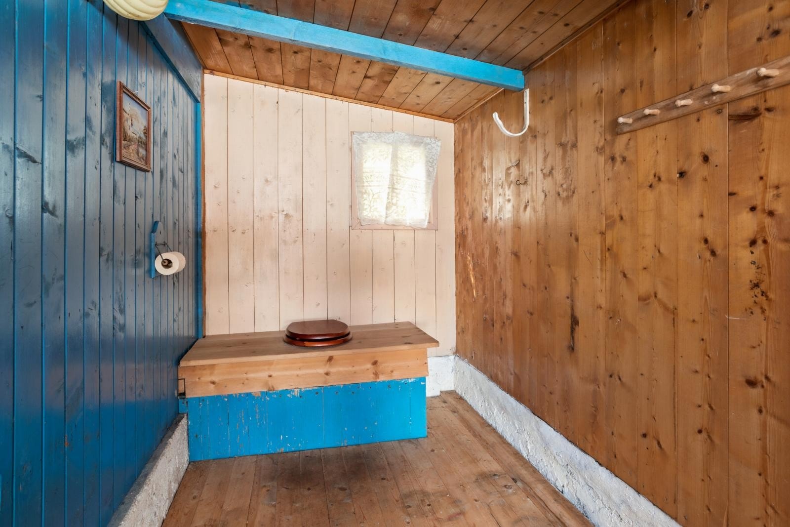 Utedoen ligger i uthuset. Galleribilde