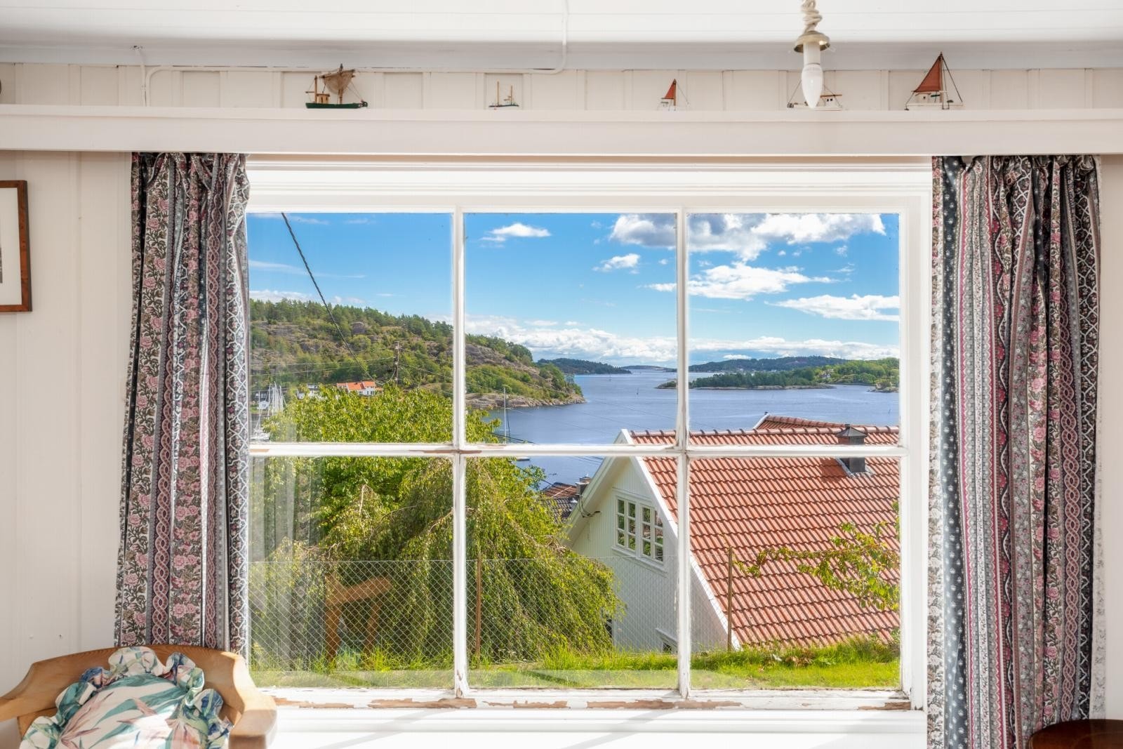 I stuen dominerer det store vinduet og panoramautsikten mot sjøen, herfra kan man nyte den vakre utsikten over Vrengensundet. Galleribilde