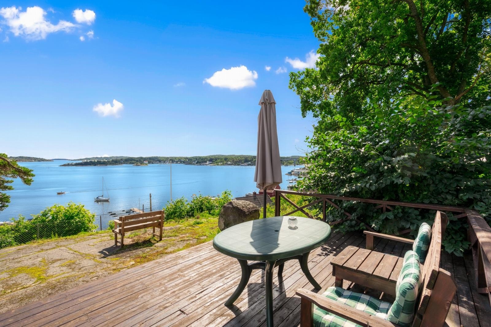 Det er opparbeidet en frittstående terrasse på ca. 20 m² hvor man kan nyte et fantastisk panorama over Vrengensundet. Galleribilde