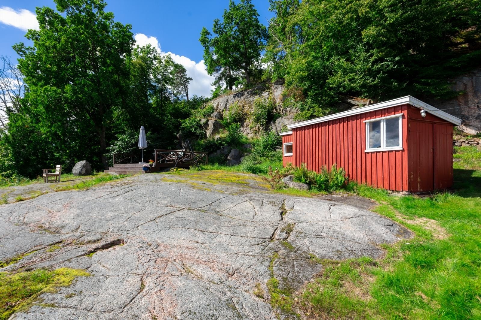 Frittstående uthus på ca. 15 m² inndelt med vedskjul/redskapsrom, utedo og bod. Galleribilde