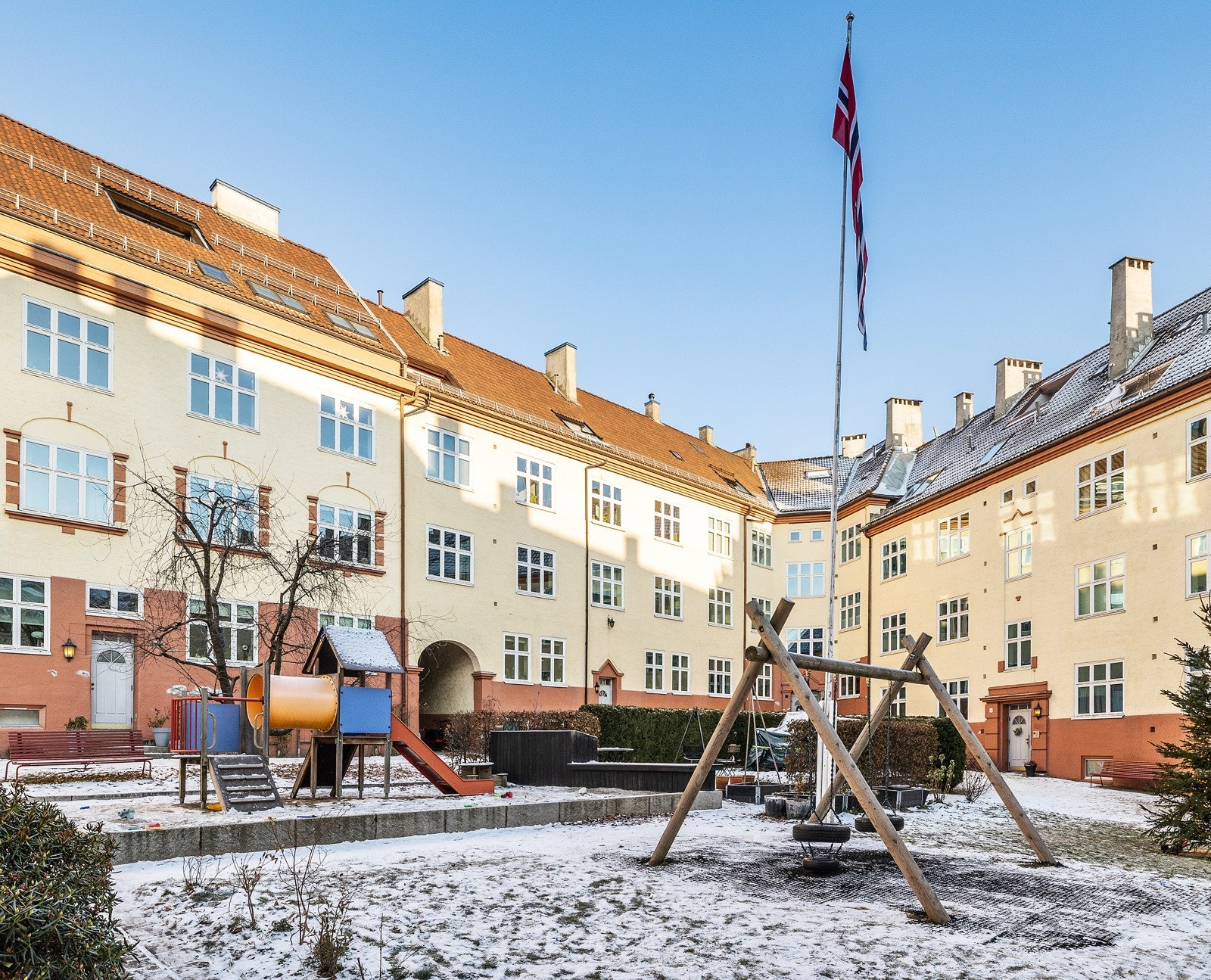Båkgård med hyggelige sitteområder. Galleribilde