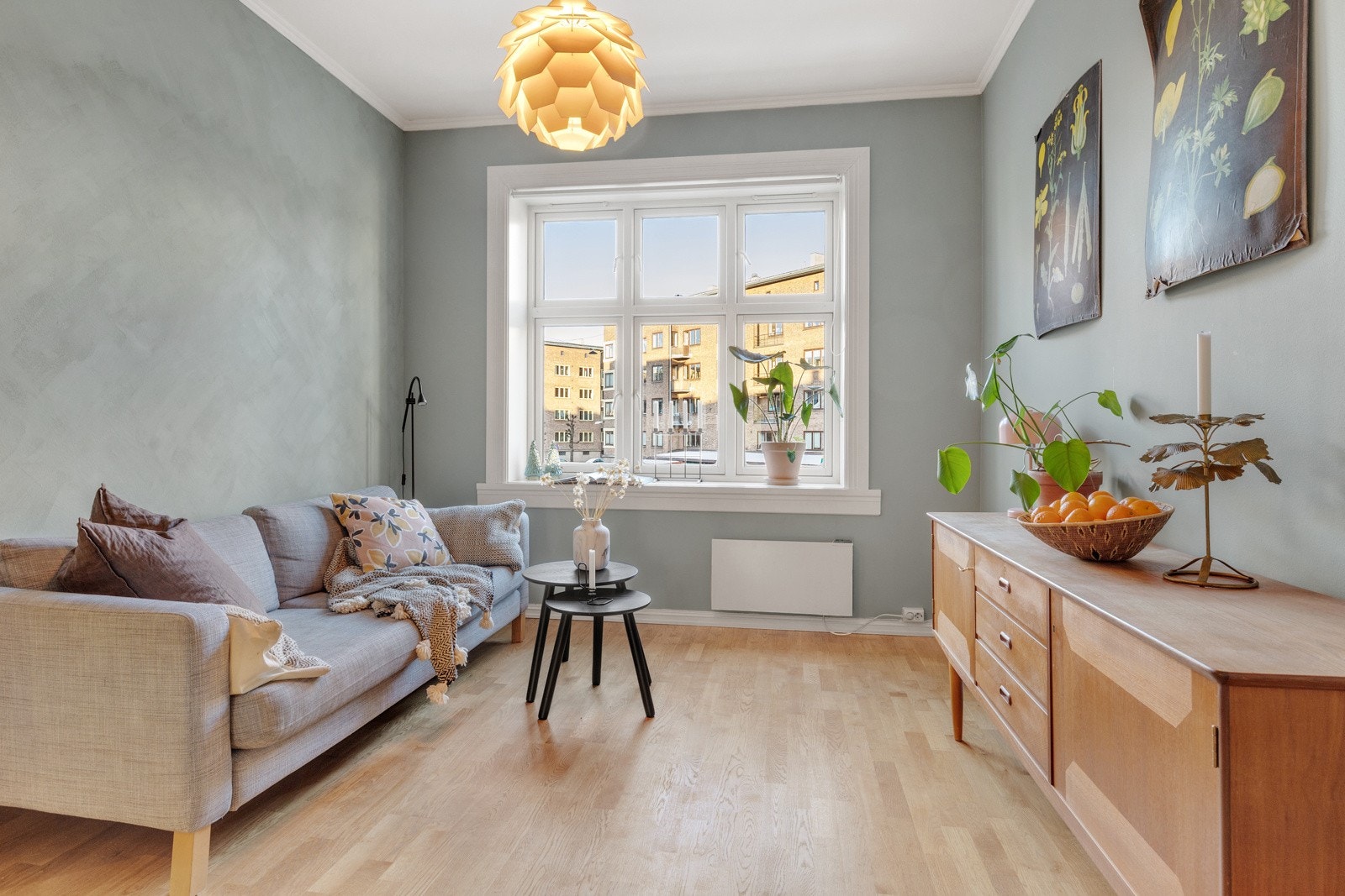 Stuen er åpen og innbydende med god plass til sofagruppe med tilhørende TV-møblement. Galleribilde
