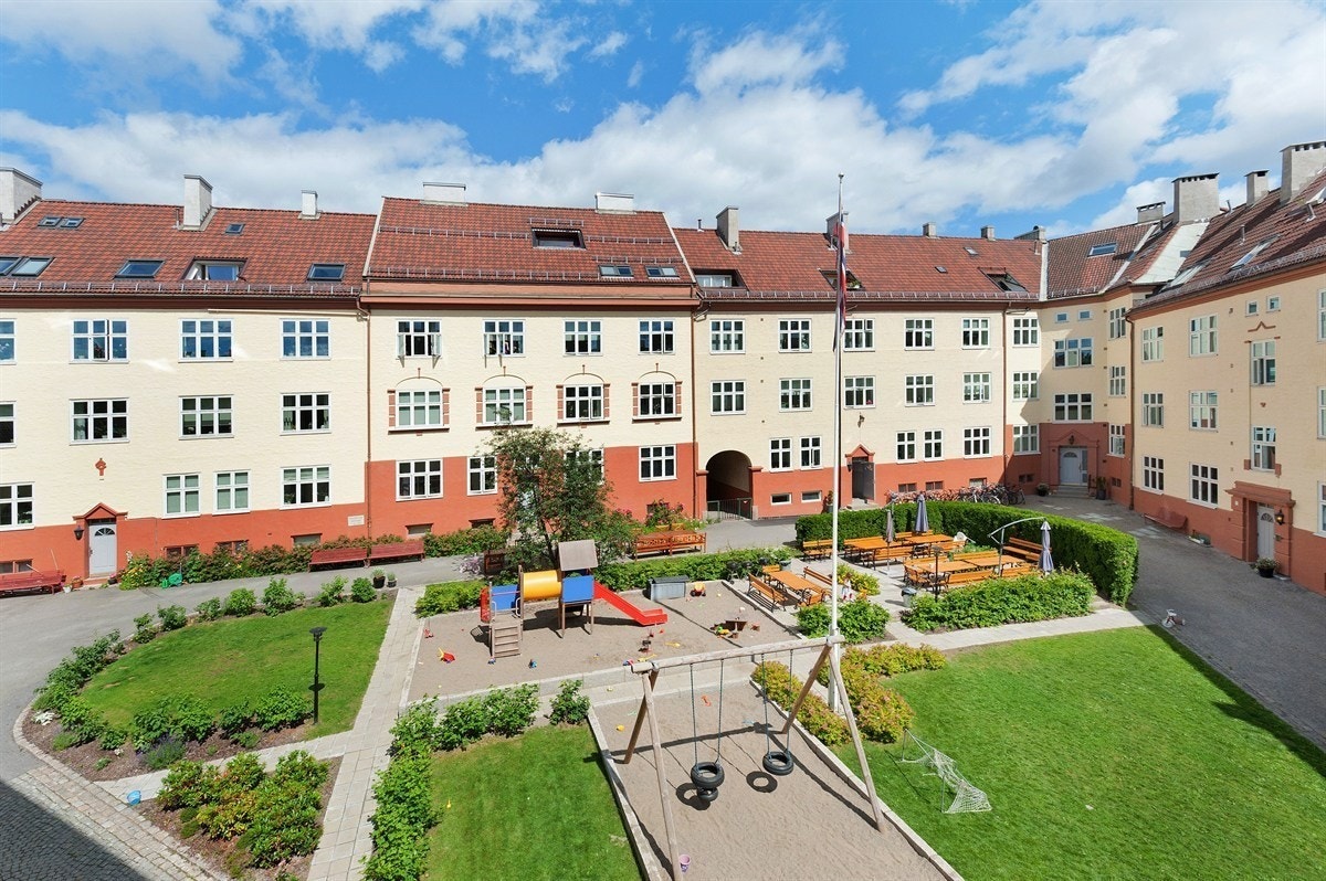 Frodig og pen opparbeidet bakgård! Galleribilde