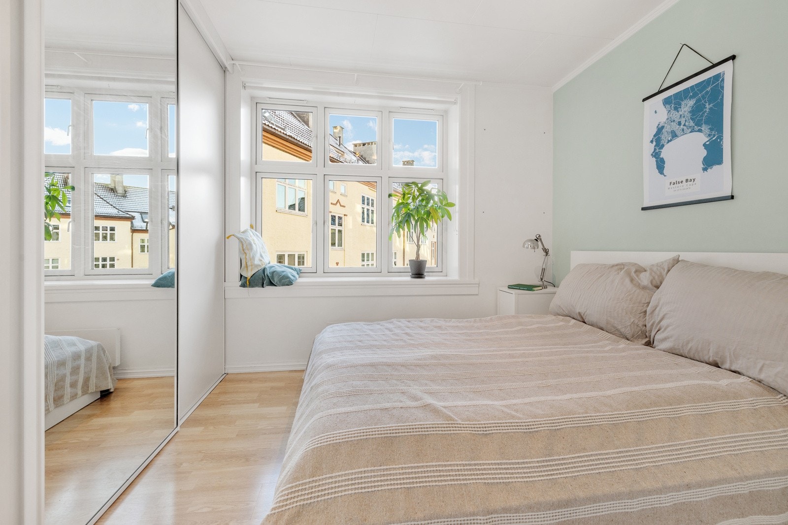 Her får du enkelt plass til dobbeltseng med tilhørende møblement. Galleribilde