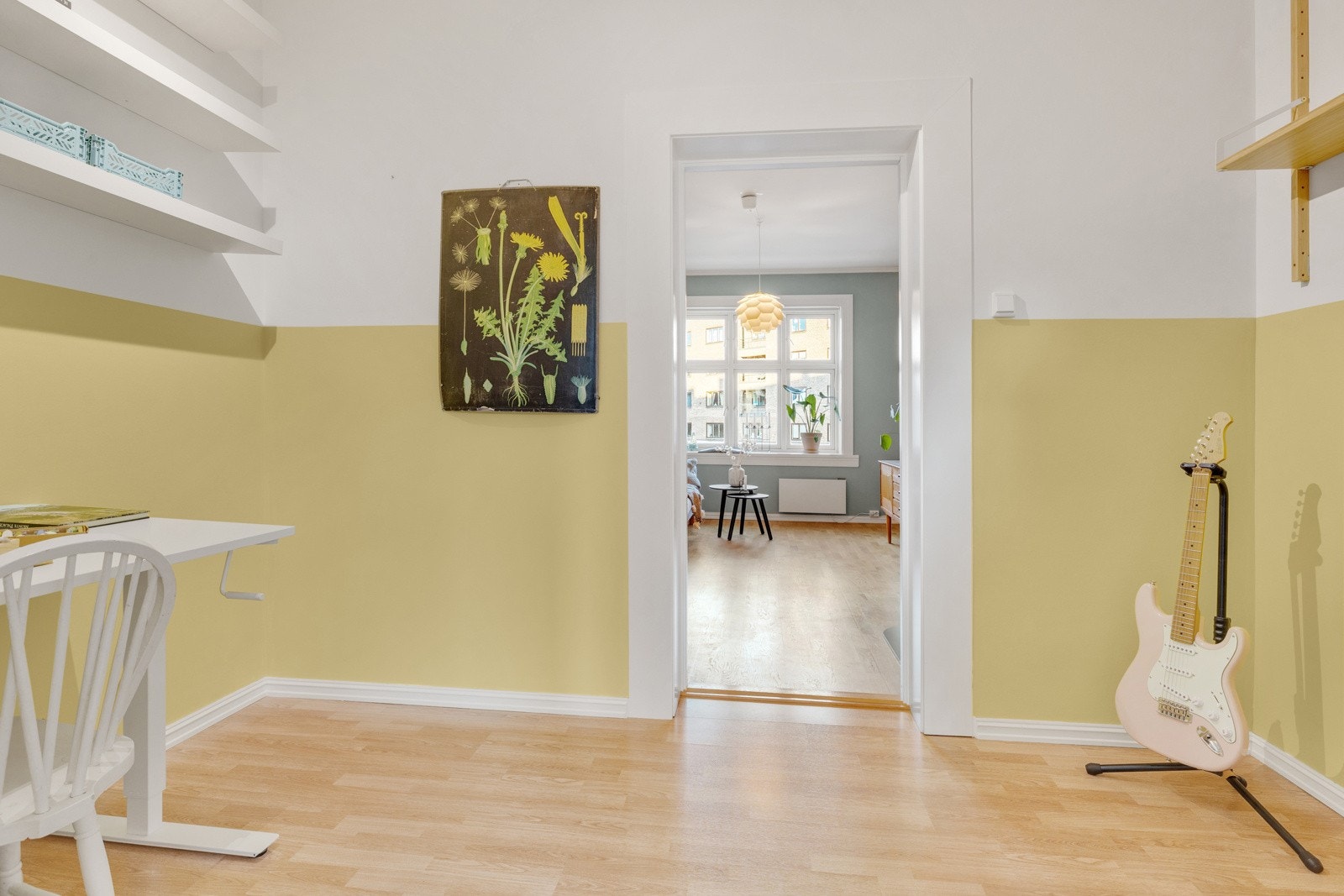 Gulvet er belagt med laminat og veggene har slette malte flater. Galleribilde