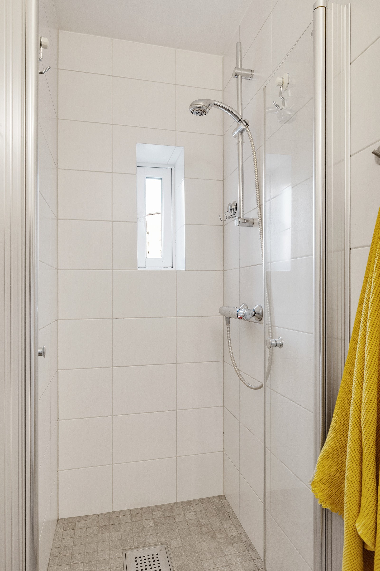 Dusjhjørnet har glassdør og badet har godt med lagringsplass i skuffer og skap. Galleribilde