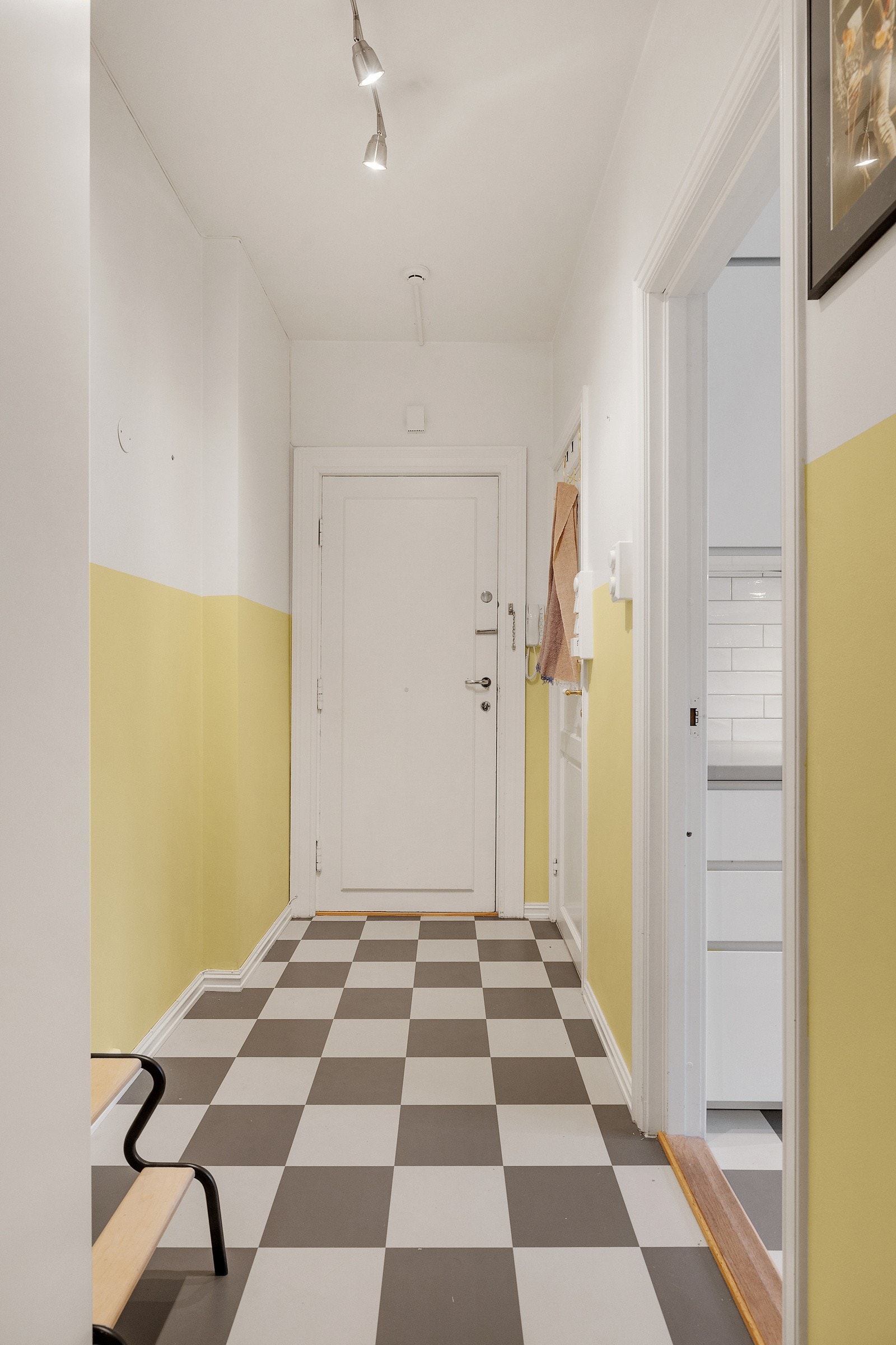Entréen har god plass til oppheng av yttertøy og skohylle. Galleribilde