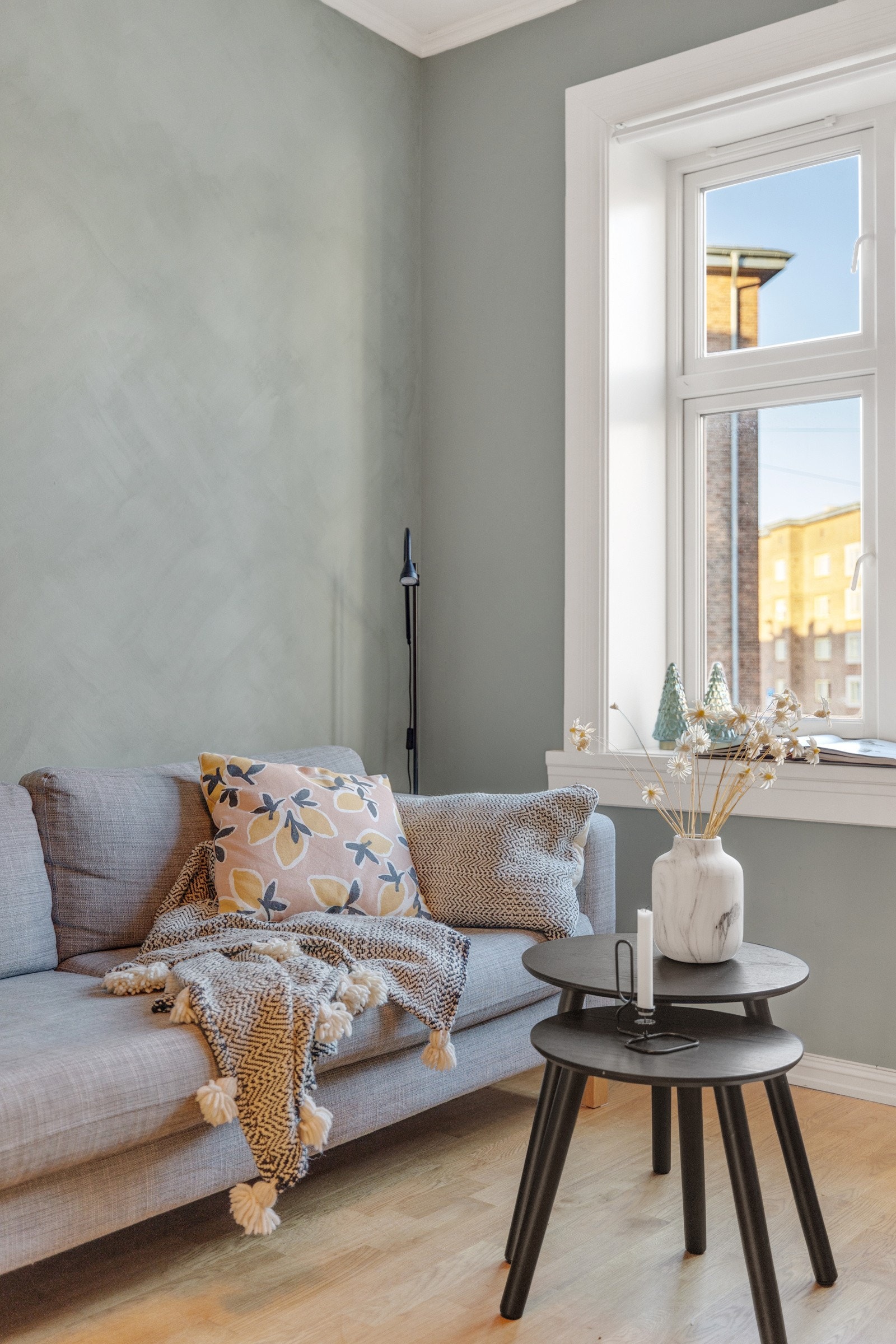 Stuen oppleves som lys og innbydende med store vindusflater. Galleribilde