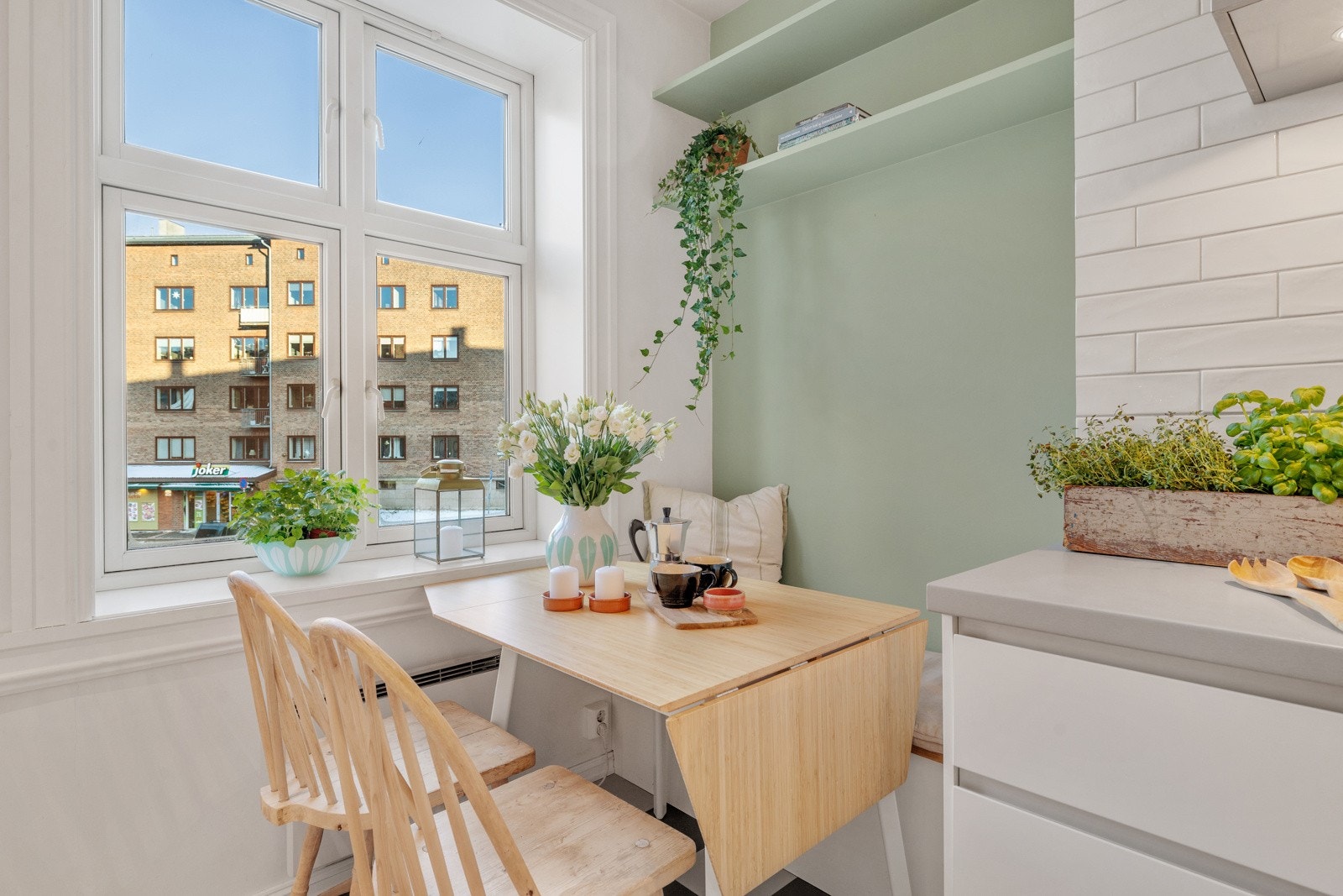 Gulvet er belagt med belegg og veggene har slette malte flater. Galleribilde