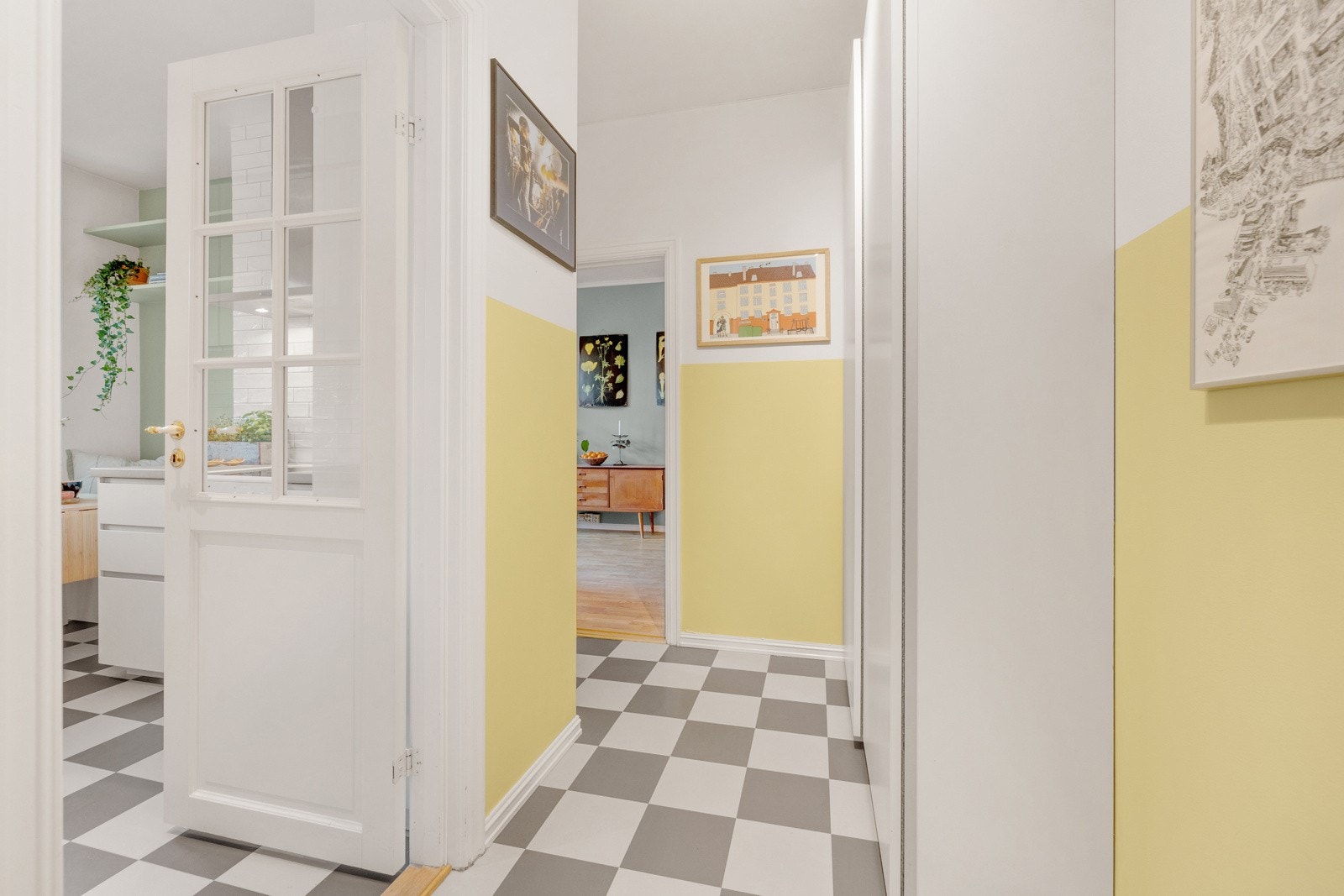 Du ønskes velkommen inn i en lys, innbydende og praktisk entré! Galleribilde