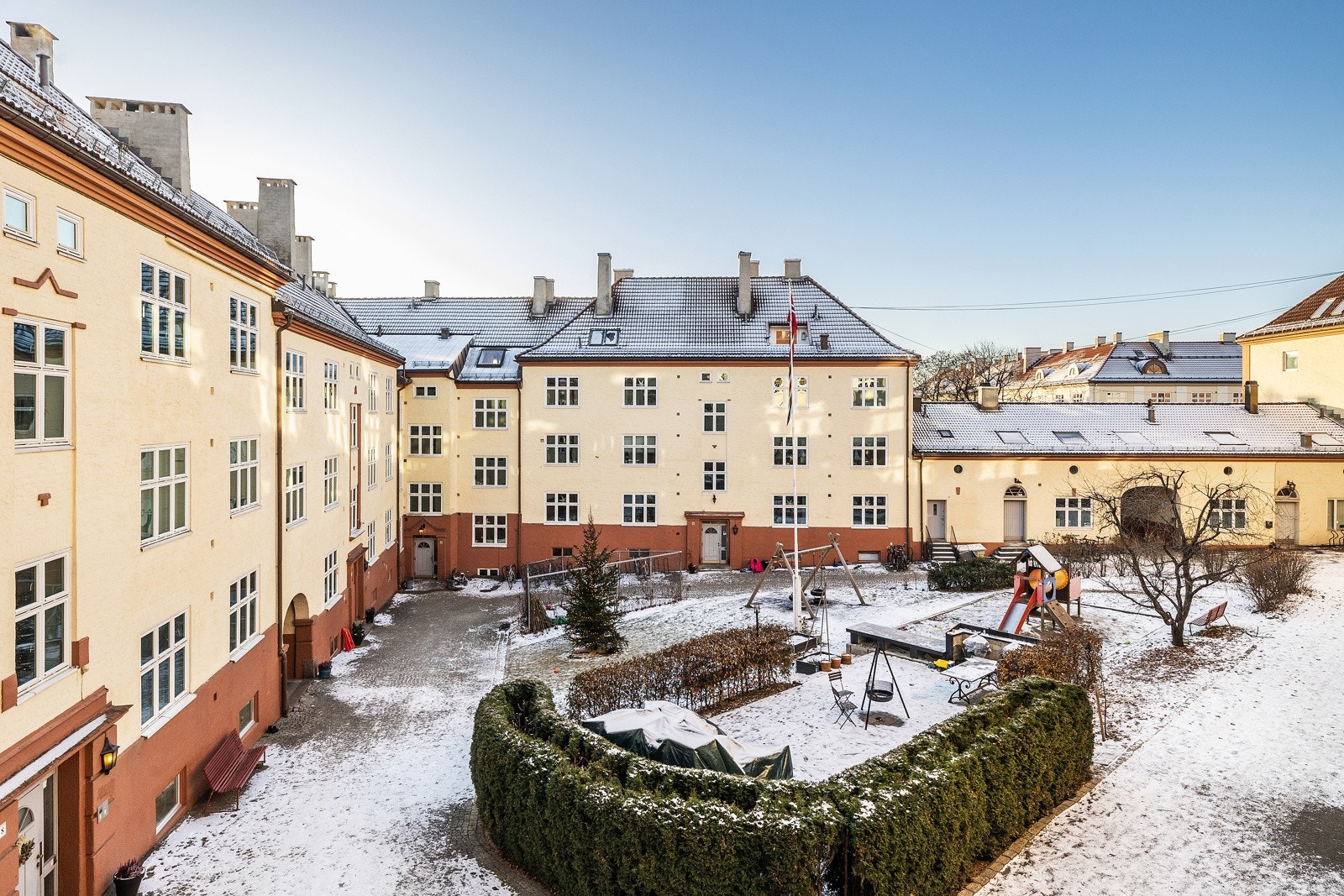 Tilbaketrukket og rolig, samtidig som du har kort avstand til servicetilbud og grønne parker. Galleribilde