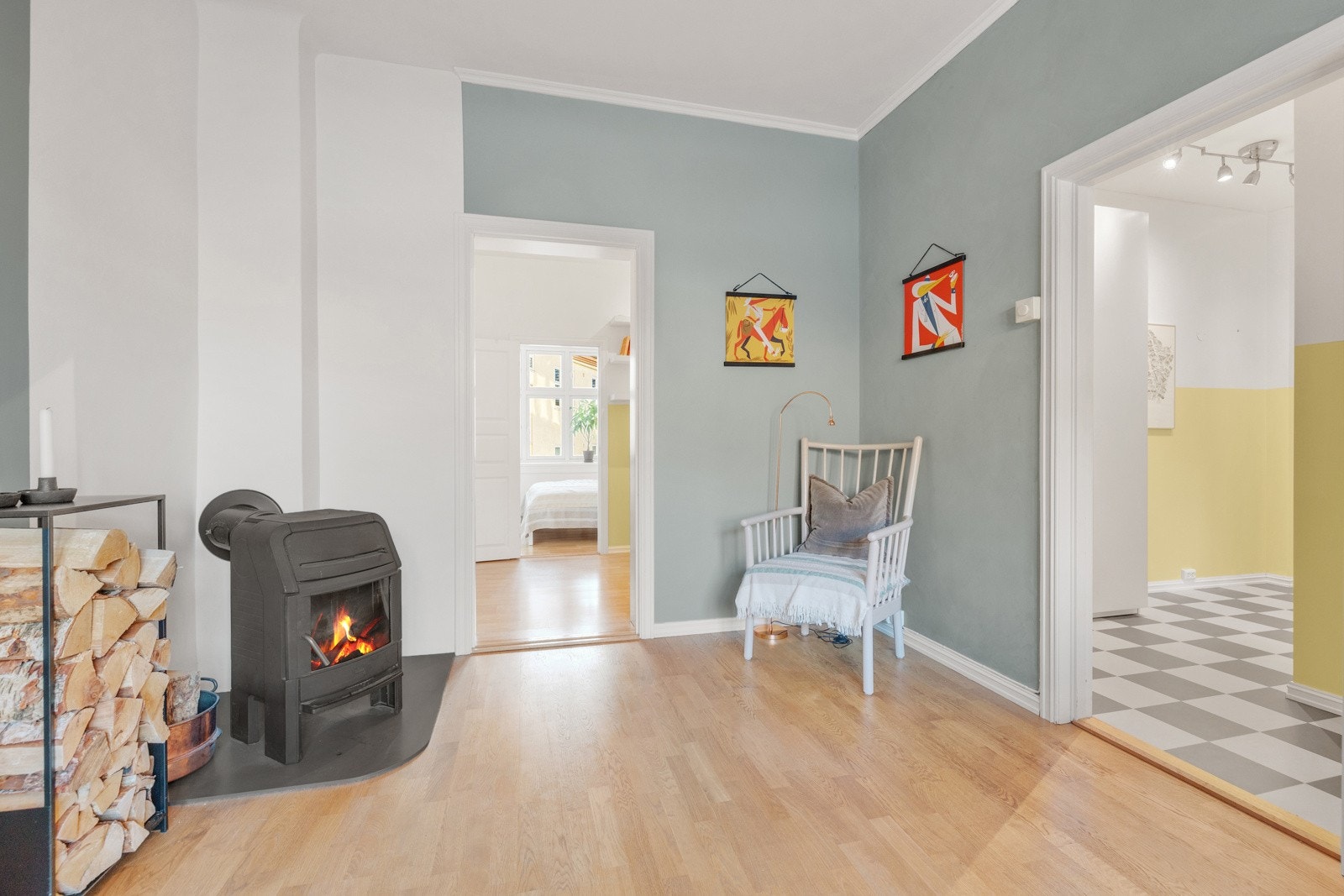 Leiligheten har en ovn som varmer godt på kalde dager. Galleribilde