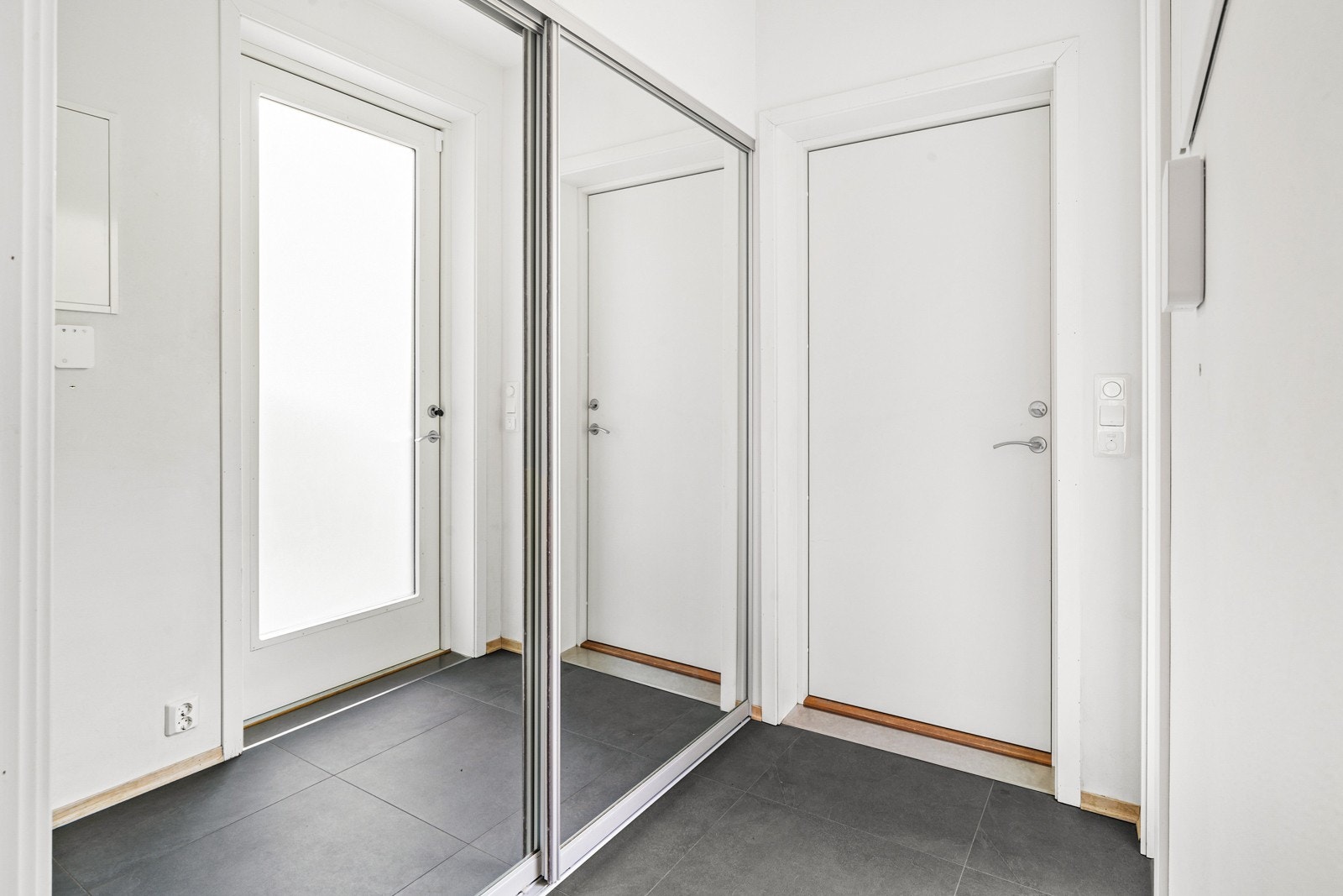 Gangen er ca 4,5m² og har en skyvedørsgarderobe samt dør inn til en bod på nesten 5m². Galleribilde