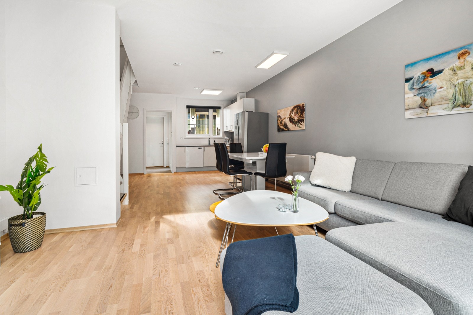 Åpen løsning mellom stue og kjøkken med gjennomlys. Arealet her utgjør ca 34,3m². Galleribilde