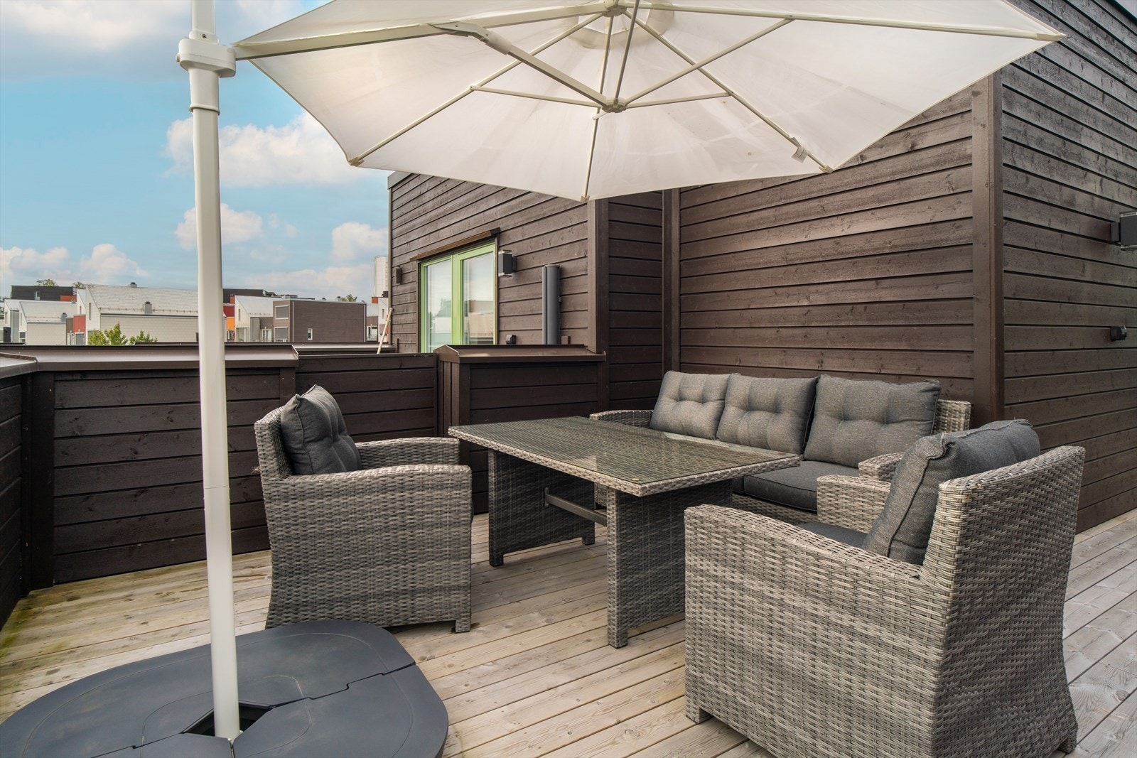 Boligen har en flott og vinklet takterrasse på ca 29m². Galleribilde