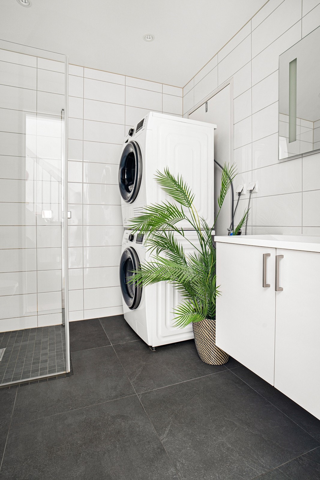 Opplegg for både vaskemaskin og tørketrommel på badet. Galleribilde