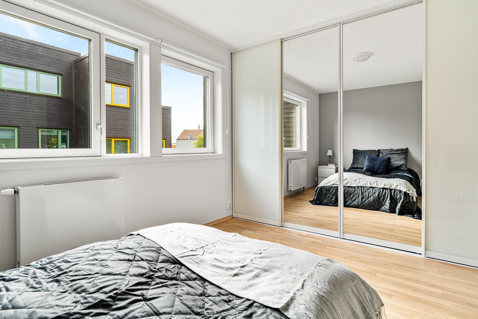 Boligen har 4 soverom fra ca 6,1 - 14,4m². Dette er det største med en stor skyvedørsgarderobe. Galleribilde