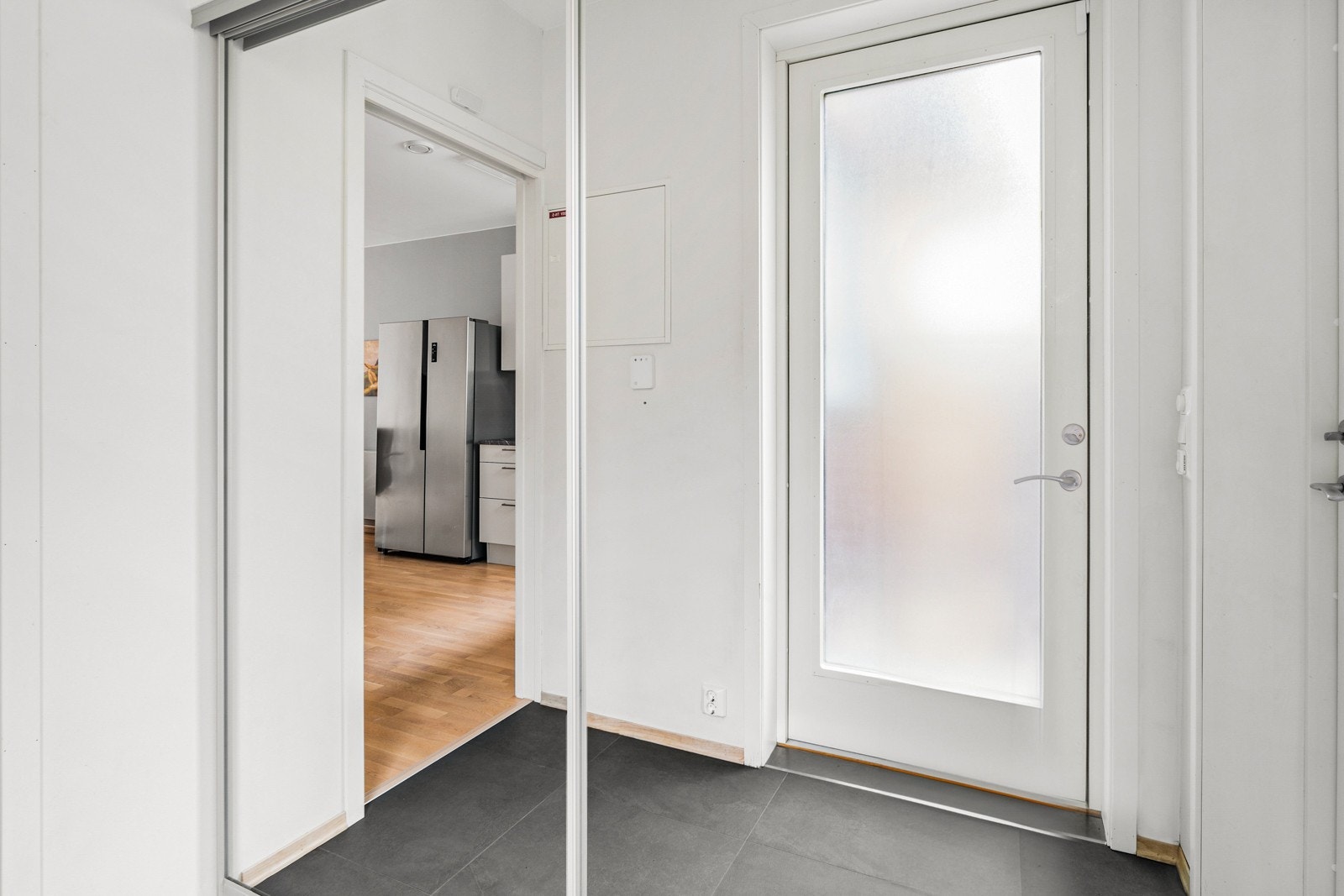 Gangen er flislagt og har varmekabler i gulv. Galleribilde