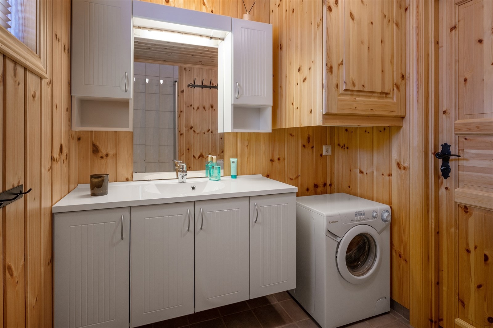 Badet har romslige baderomsinnredninger hvor det er godt med lagringsplass Galleribilde
