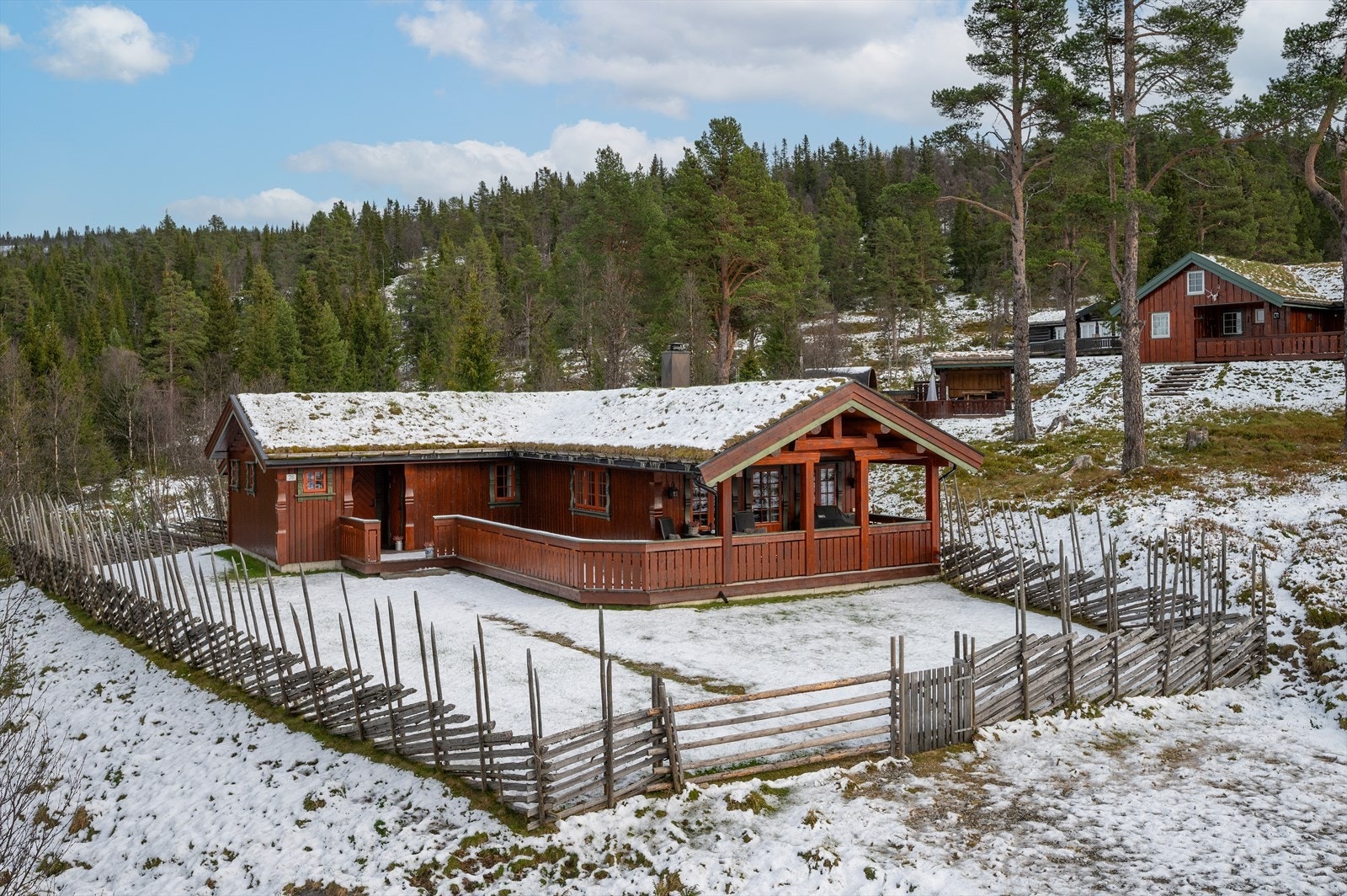 Meget velholdt hytte som ligger i fredelige omgivelser i Peer Gynt lia på Gålå Galleribilde