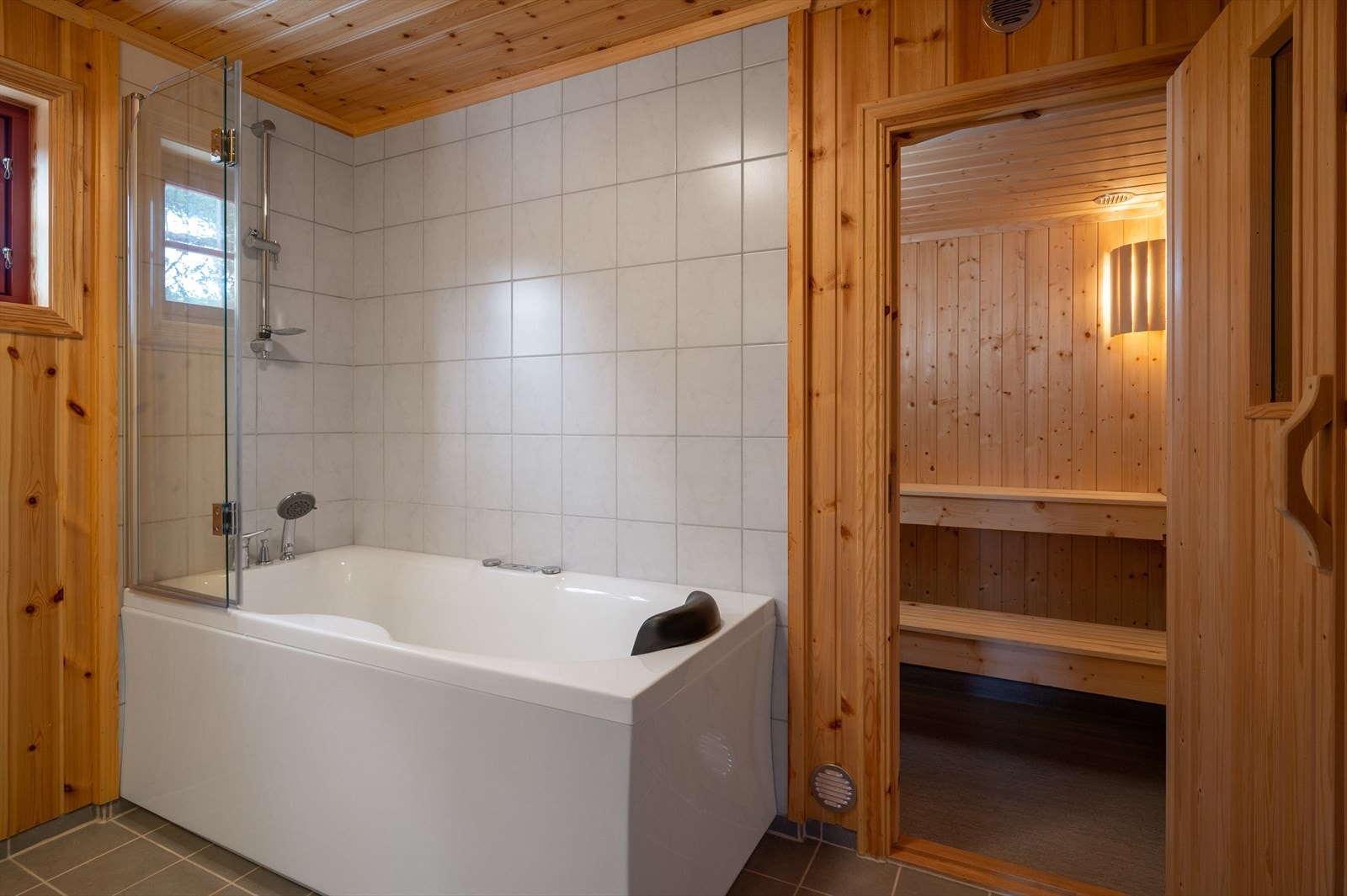 Badet har gulvmonter toalett og badekar med boblefunksjon Galleribilde