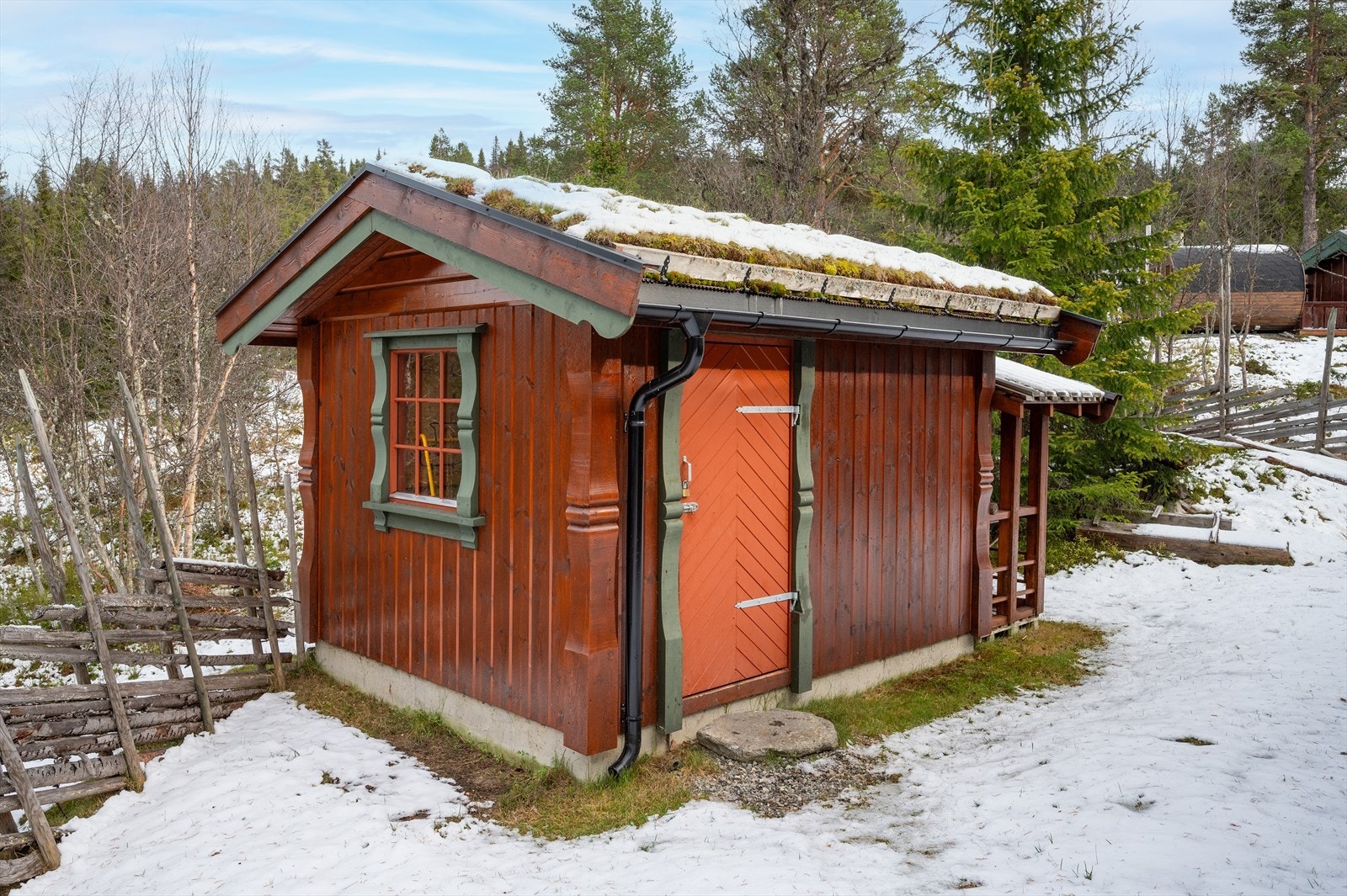 Frittstående uthus med takoverbygg på siden til f.eks ved Galleribilde