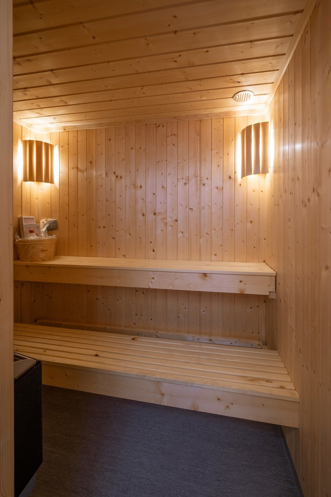 Fra badet er det gjennomgang til badstue og videre til teknisk rom fra badstuen Galleribilde