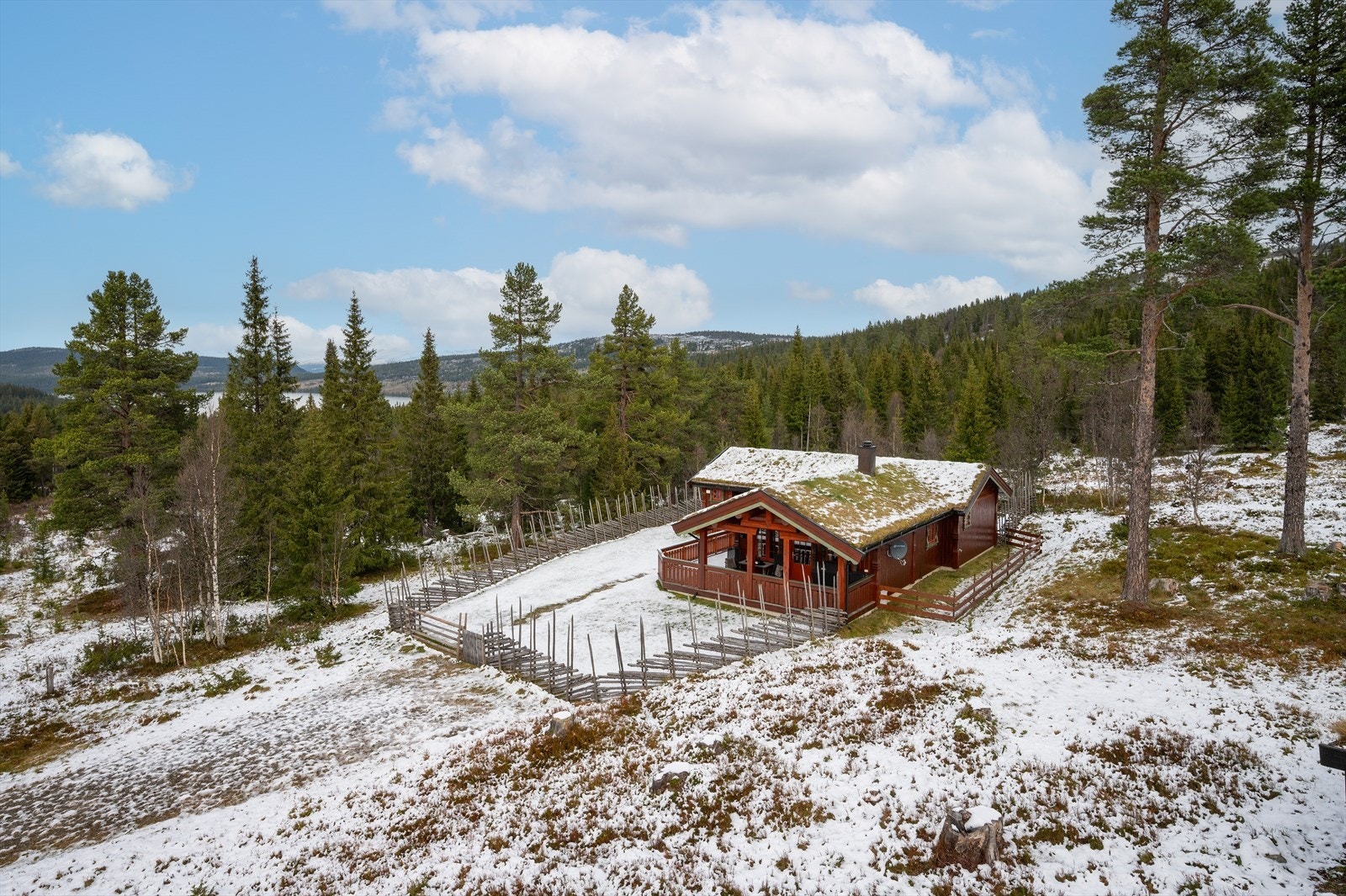 Eiendommen ligger i et mindre hyttefelt like ovenfor Valsvatnet, ca. 1.5 km innenfor Gålåvatnet Galleribilde