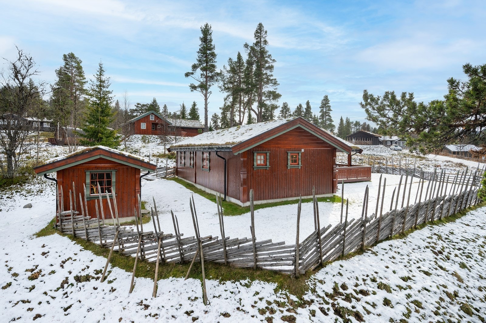 Eiendommen er bebygget med en hytte fra 2007, samt ett frittståedne uthus Galleribilde