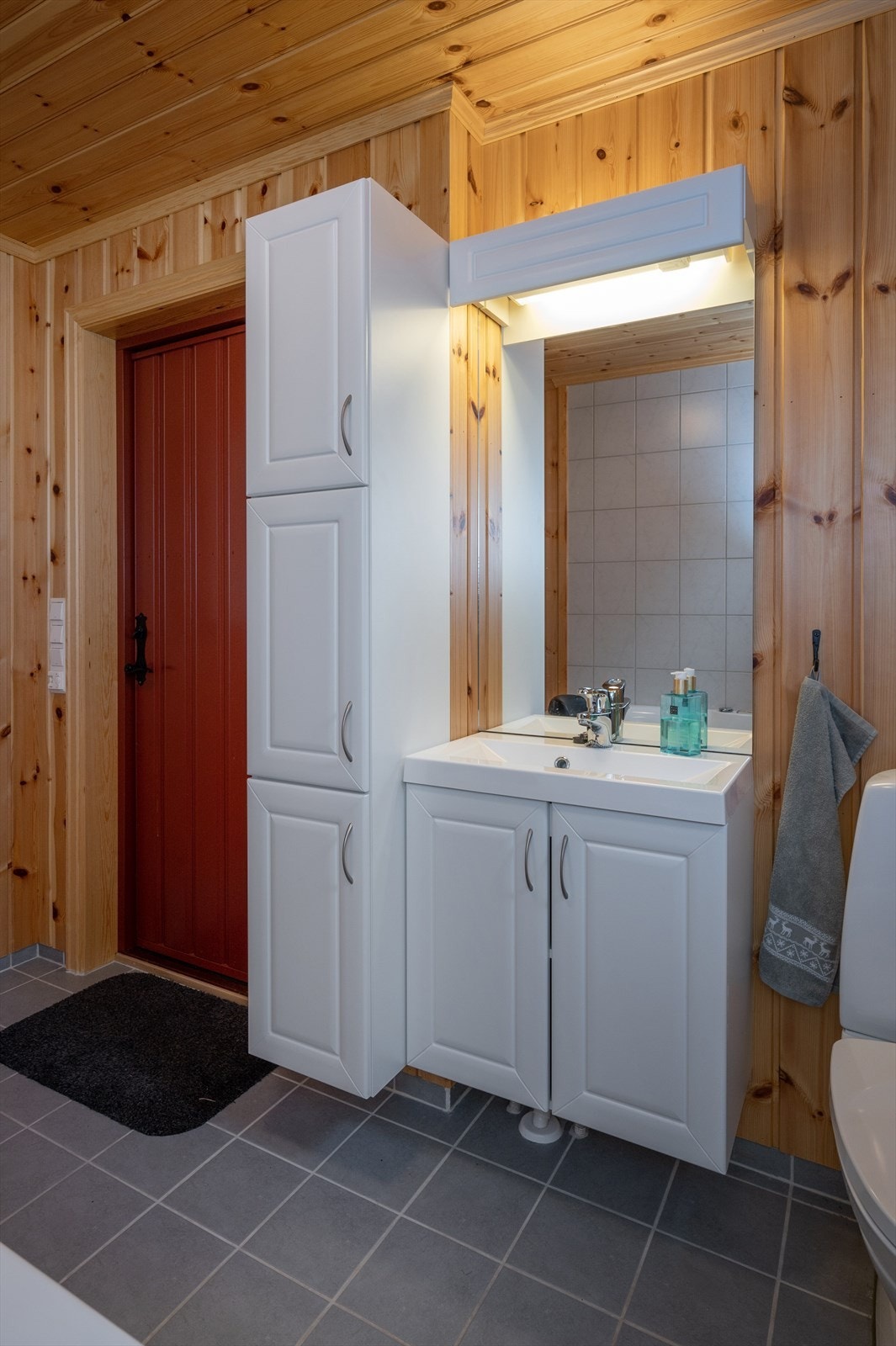 Dette badet har også romslige baderomsinnredninger Galleribilde