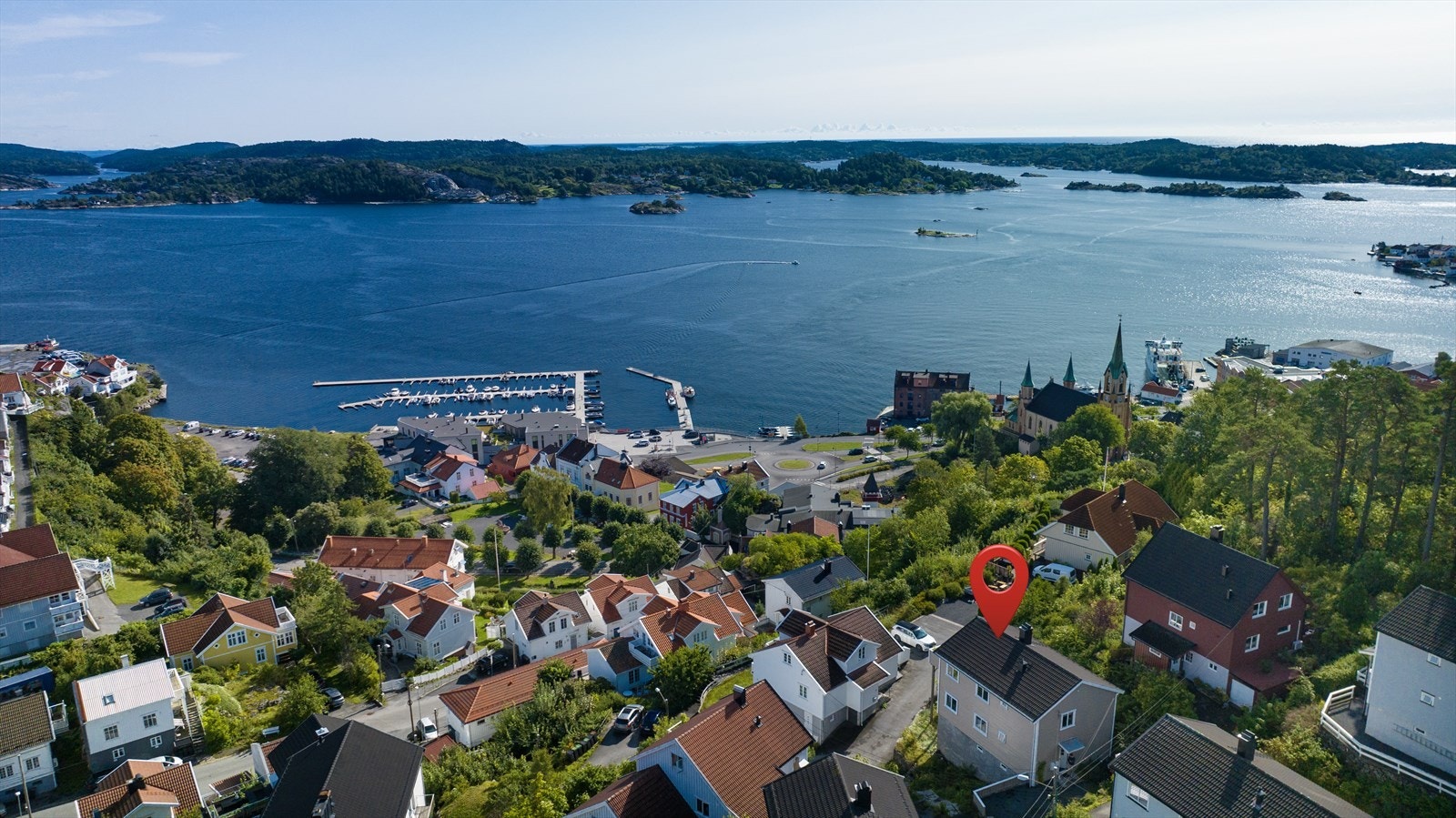 Velkommen til Skriverheia 15! Denne leiligheten har nydelig sjøutsikt og god standard. Galleribilde