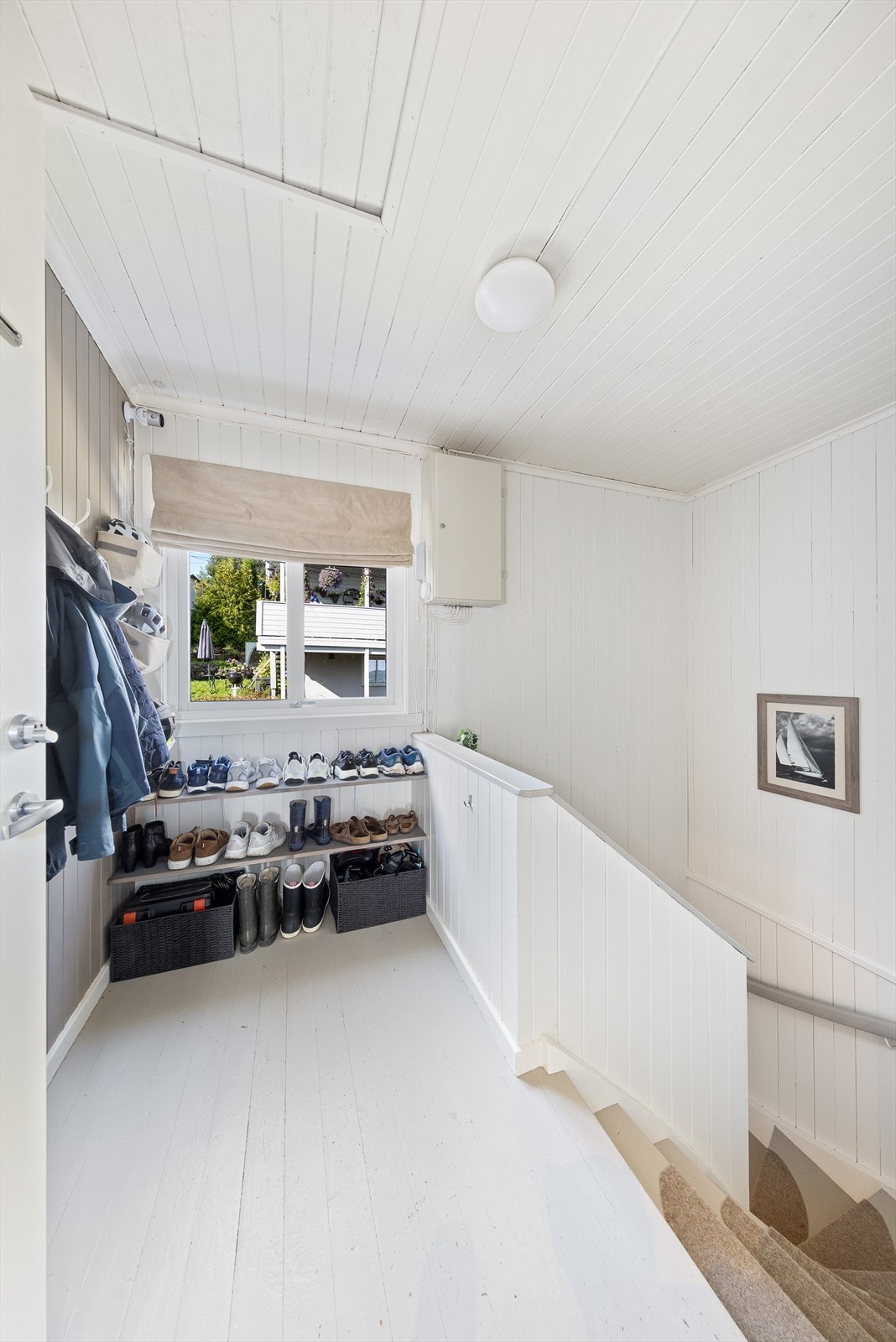 Denne leiligheten disponerer gangen i 2. etasje, hvor du har plass til yttertøy, sko o.l. Galleribilde