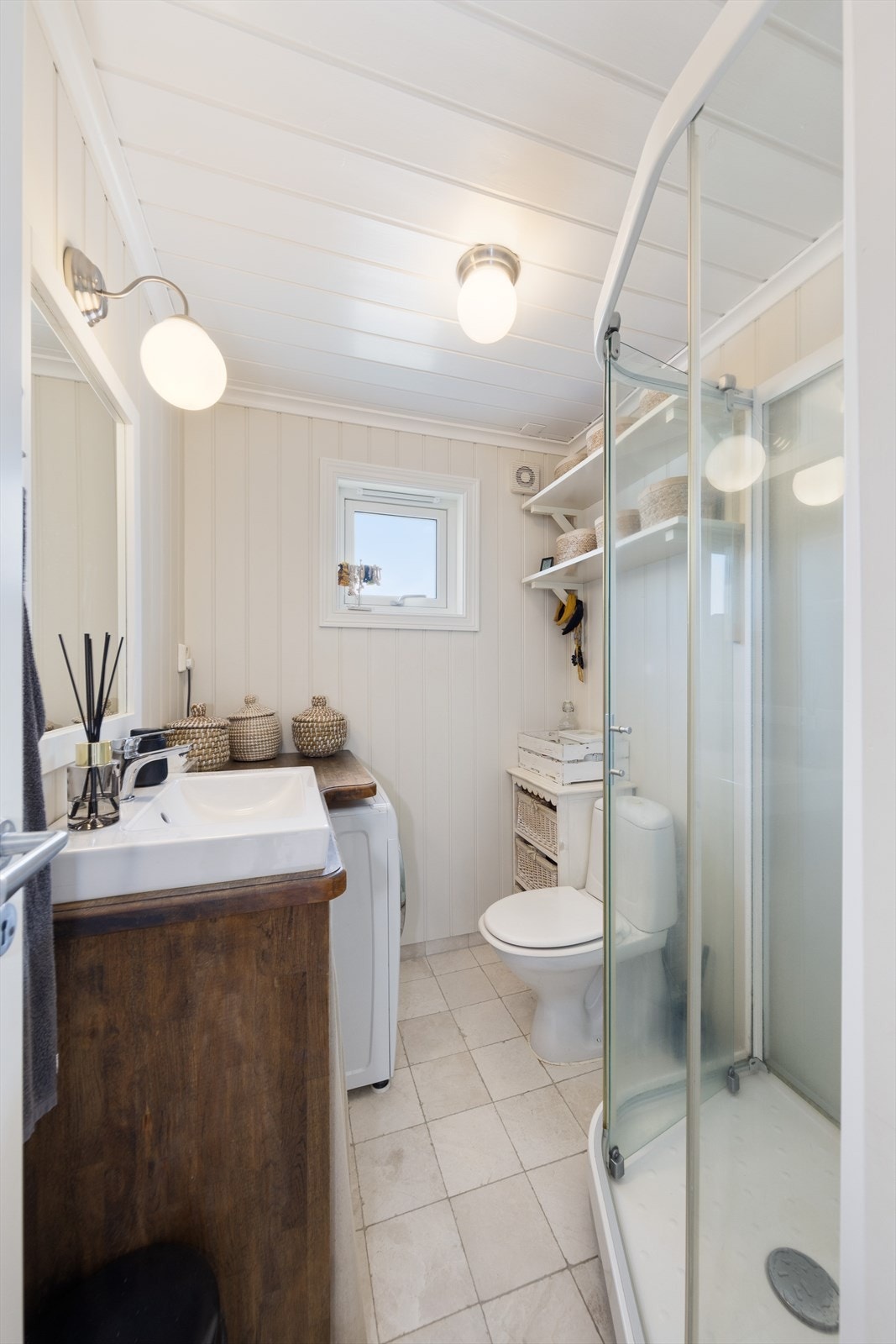 Badet ble pusset opp i 2009 med nytt gulv, nye vegger og ny baderomsinnredning. Galleribilde