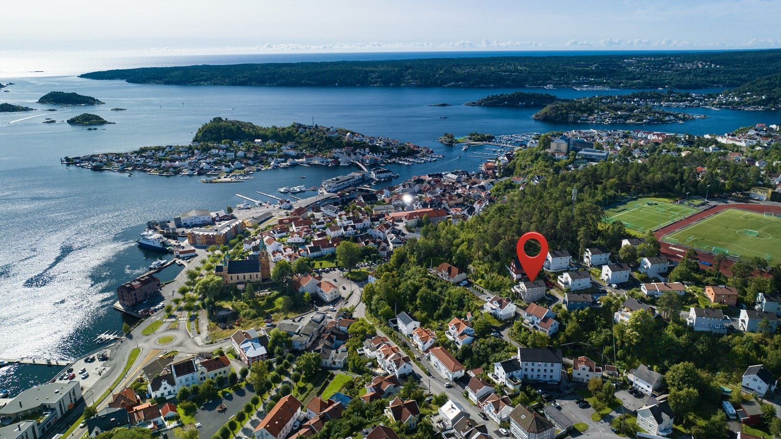 Leiligheten ligger meget sentralt til og innenfor gangavstand finner du både barnehage, barne- og ungdomsskole, samt Kragerø sentrum med sjarmerende butikker og kafeer. Galleribilde