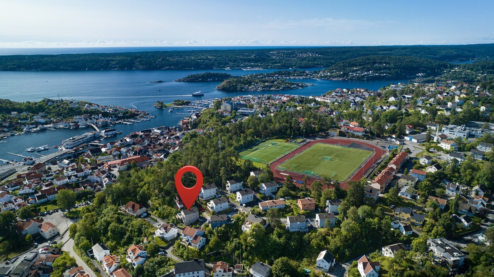 Et par minutters gange fra leiligheten, på sti gjennom skogen finner du Kragerø Stadion. Galleribilde