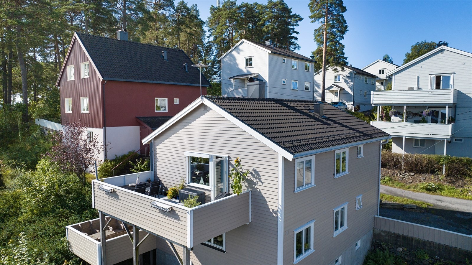 Leiligheten ligger i 2.etasje og fremstår med en god standard. Galleribilde