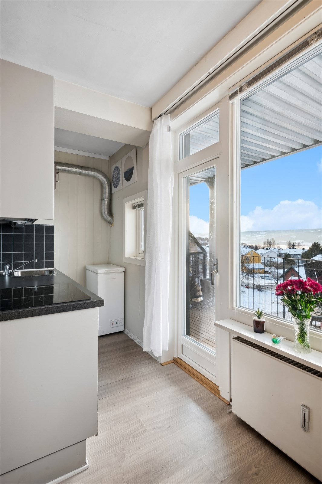 Fra kjøkkensonen har du utgang til en overbygget, vestvendt veranda på cirka 7 kvadratmeter. Galleribilde