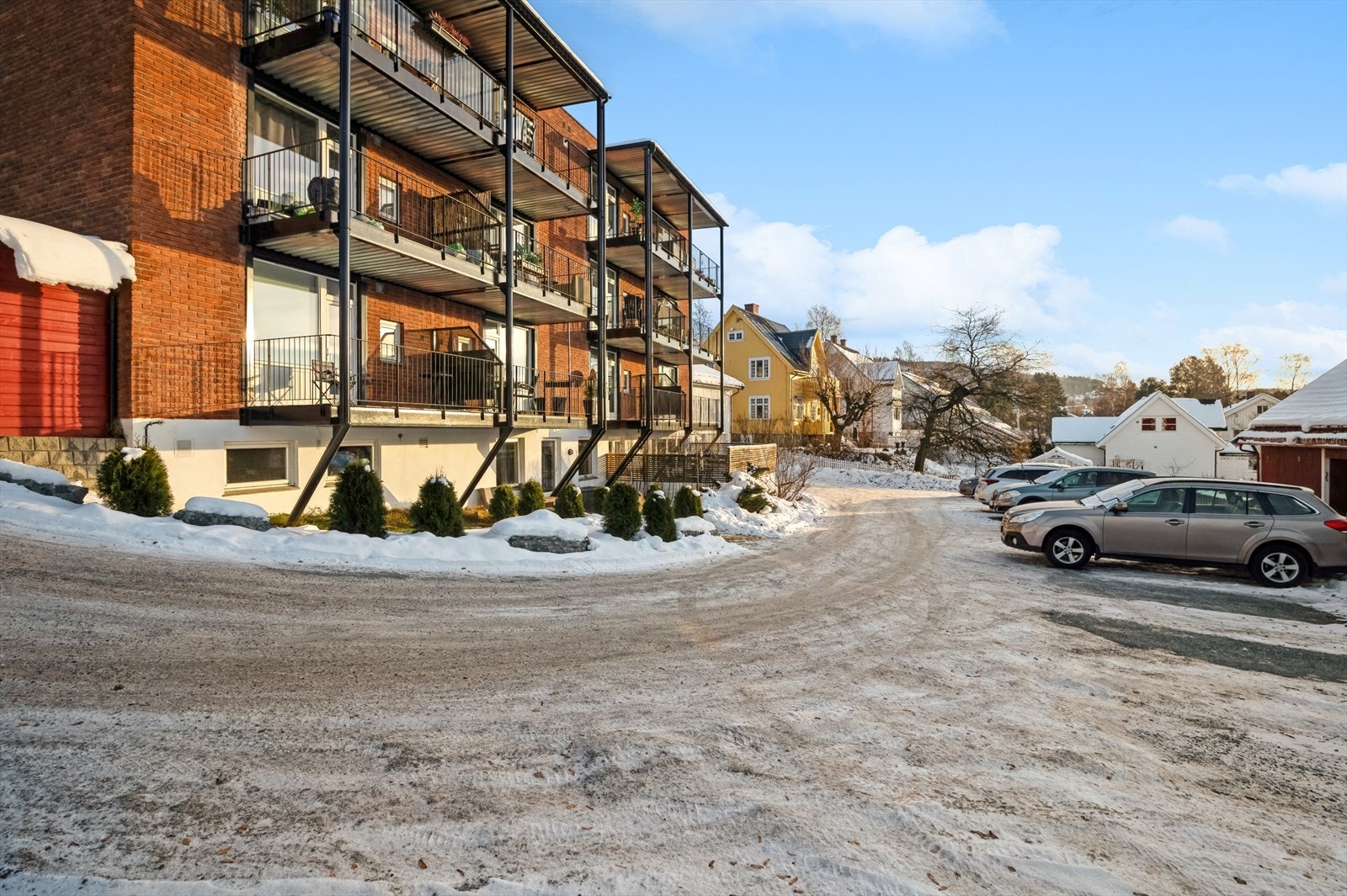 Parkering på borettslagets gårdsplass. Galleribilde