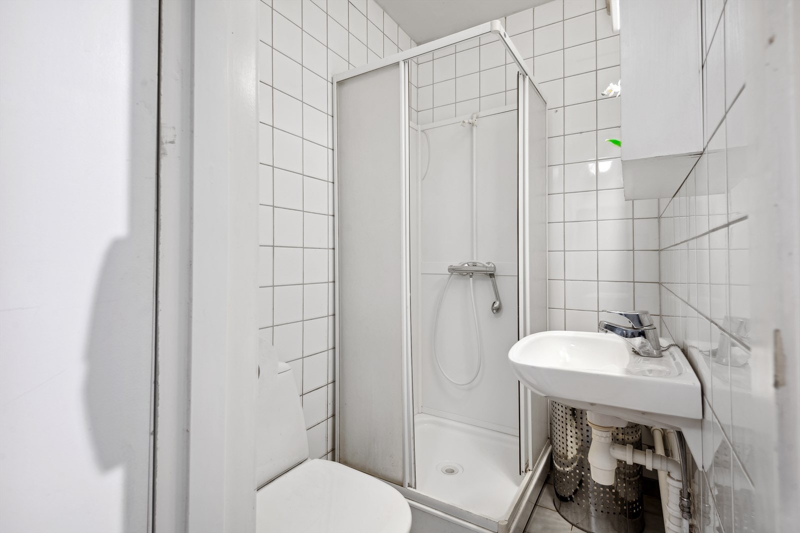 Av våtrom inneholder leiligheten et pent, flislagt bad med behagelig gulvvarme. Galleribilde