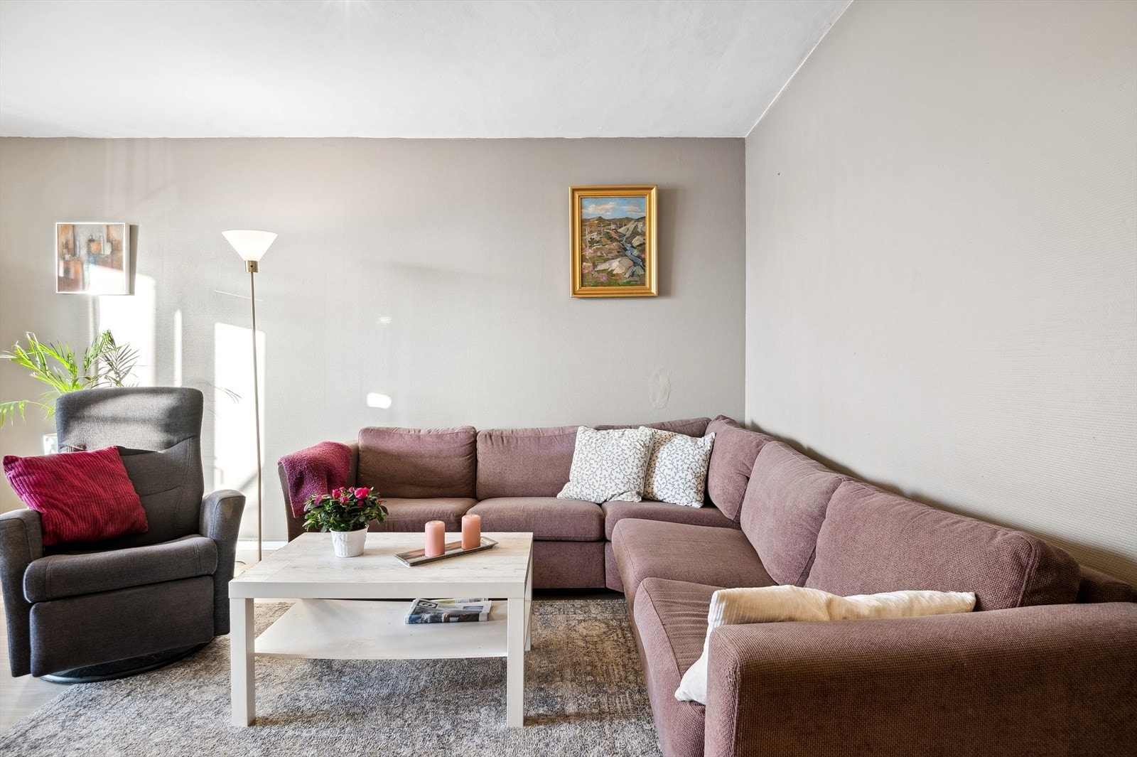 Stuen har glatte vegger, malt i en lys og delikat farge. Galleribilde