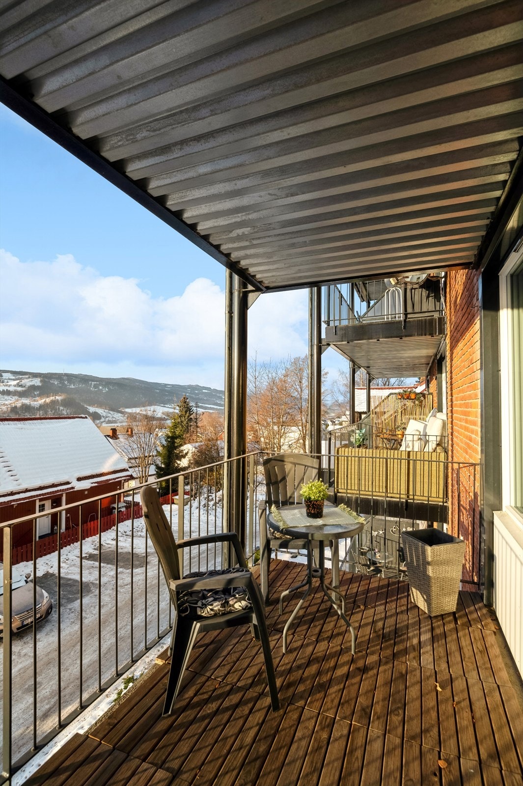Verandaen er overbygget, noe som skjermer for både sol er regn. Galleribilde